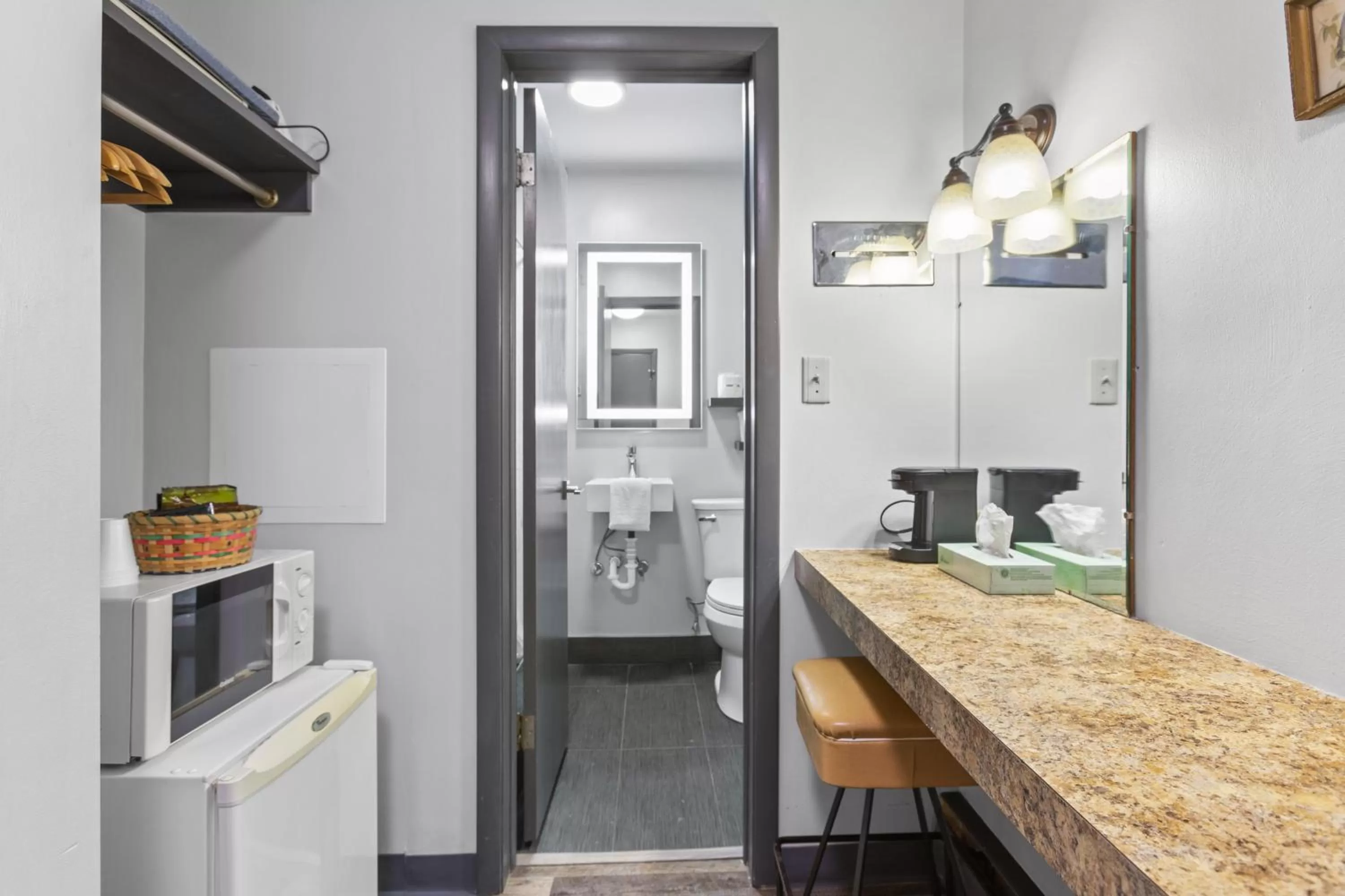 Coffee/tea facilities in Glass House Inn Erie Near I-90 & I-79