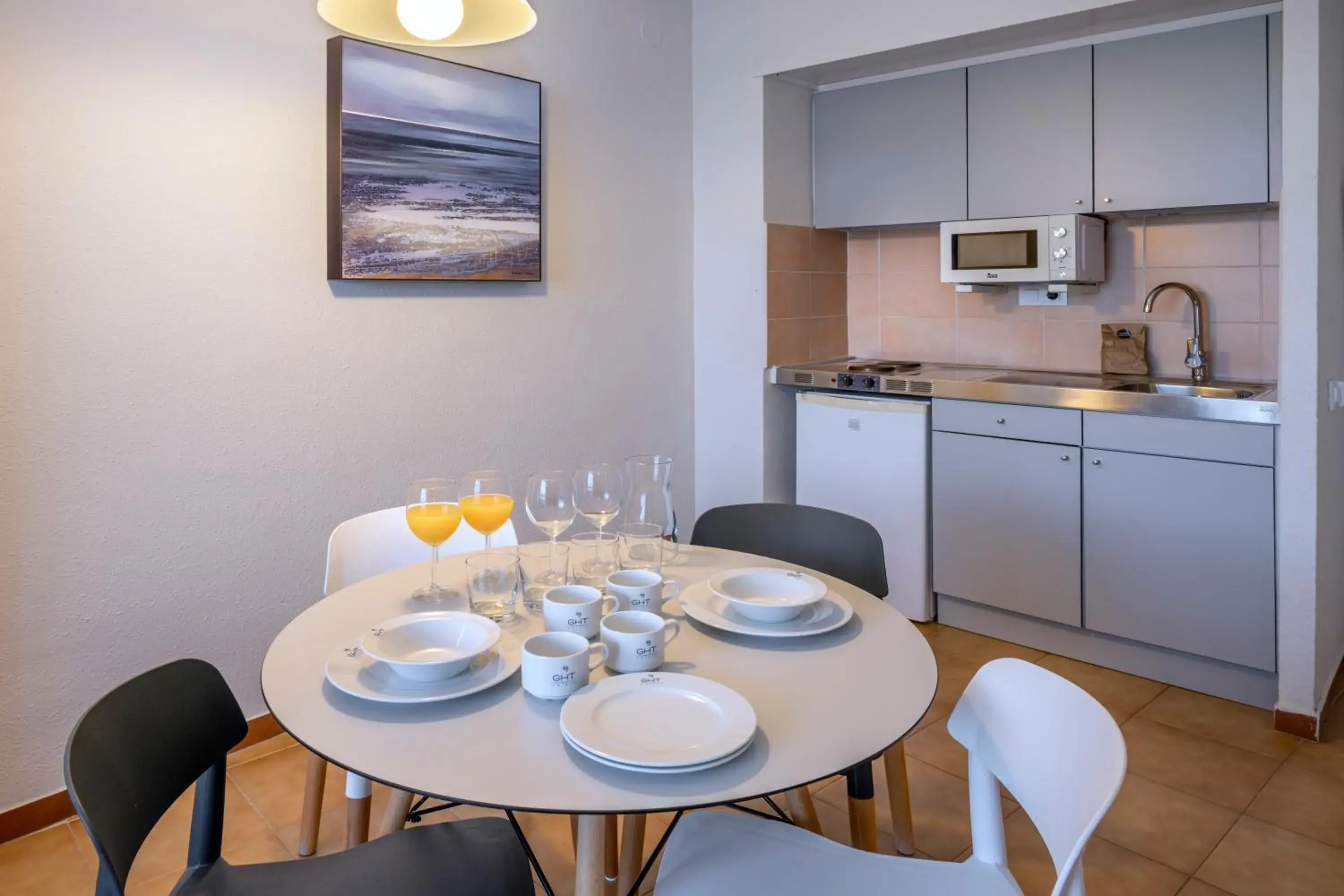 Kitchen or kitchenette, Dining Area in GHT Aparthotel Tossa Park