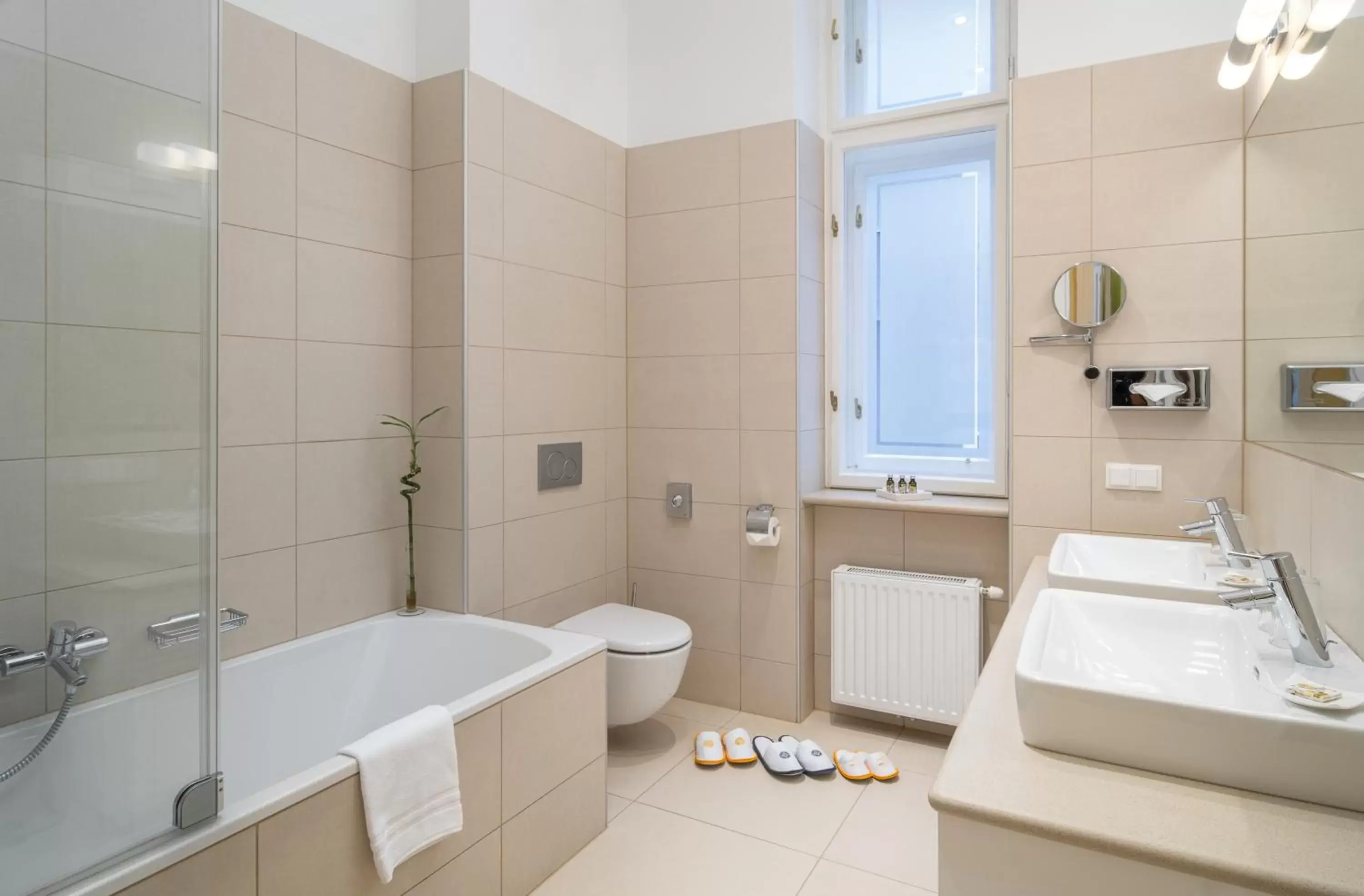 Shower, Bathroom in Appartement-Hotel an der Riemergasse