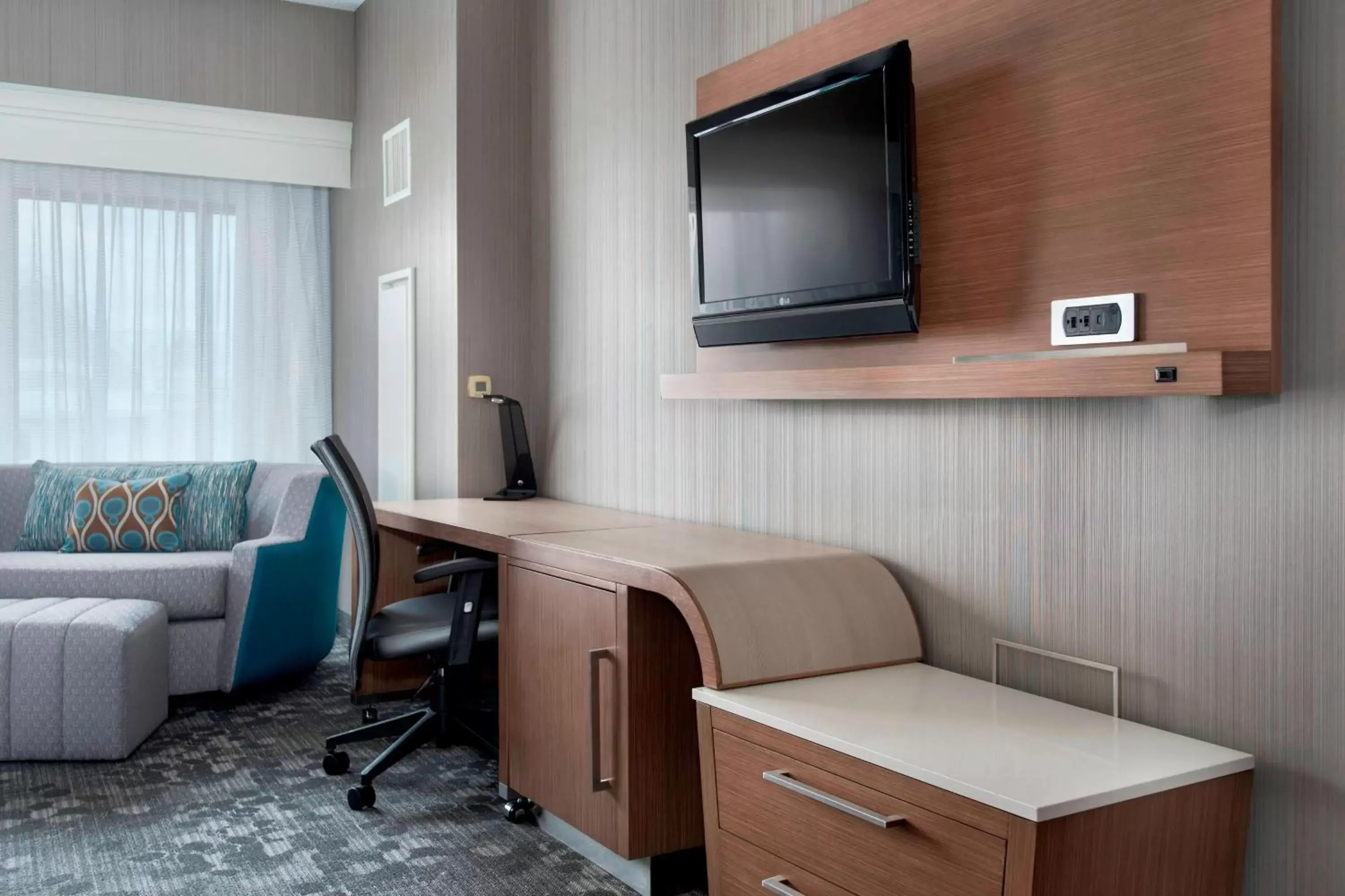 Photo of the whole room, TV/Entertainment Center in Courtyard by Marriott Newark Elizabeth