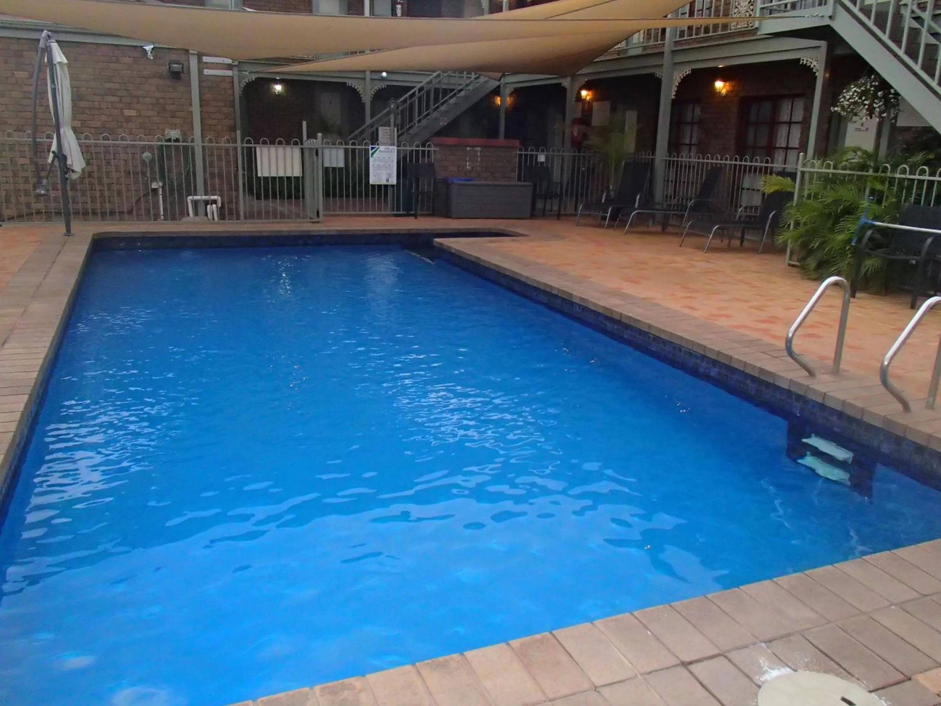 Swimming pool in City Colonial Motor Inn