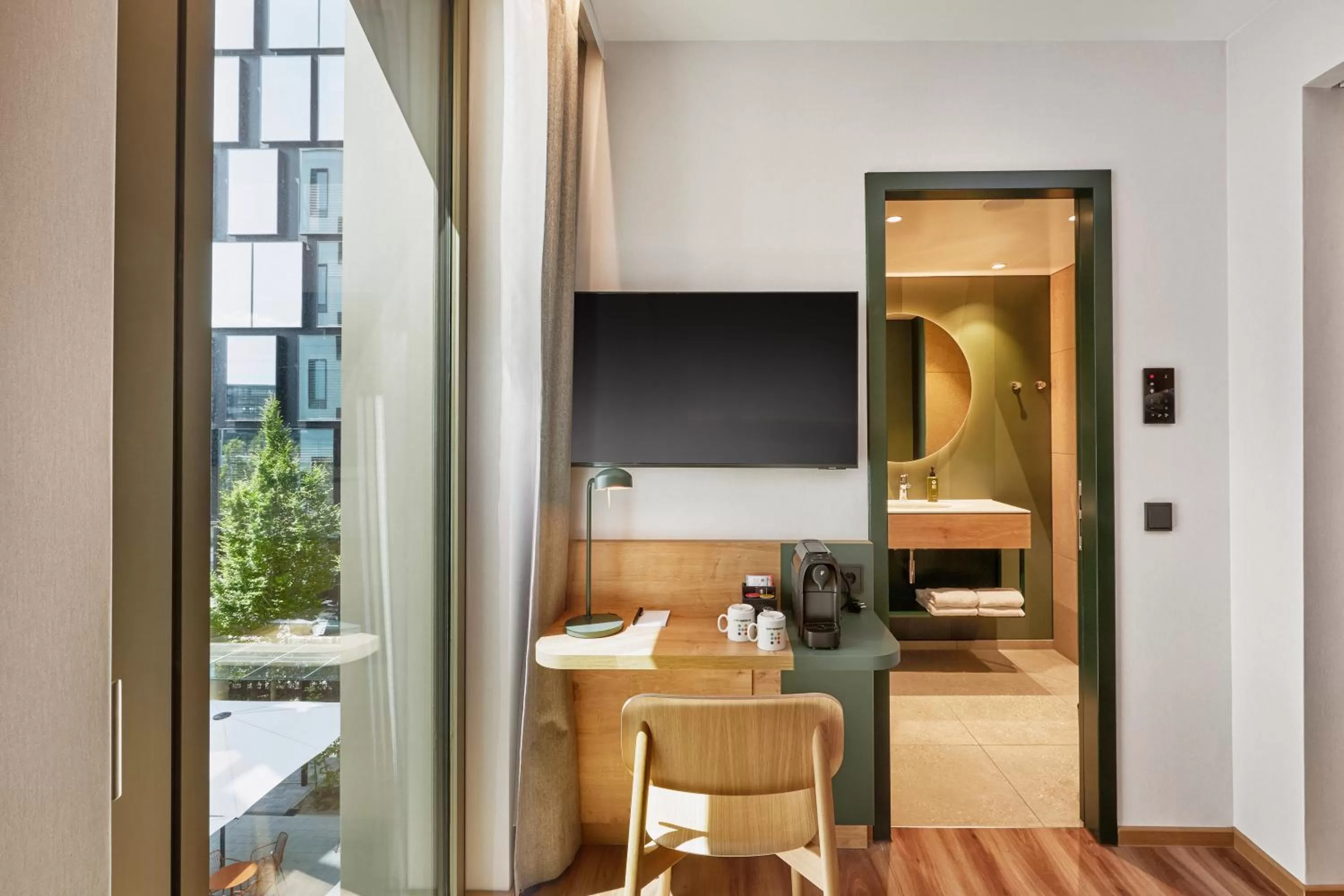 Bathroom, Bed in H+ Hotel Frankfurt Eschborn