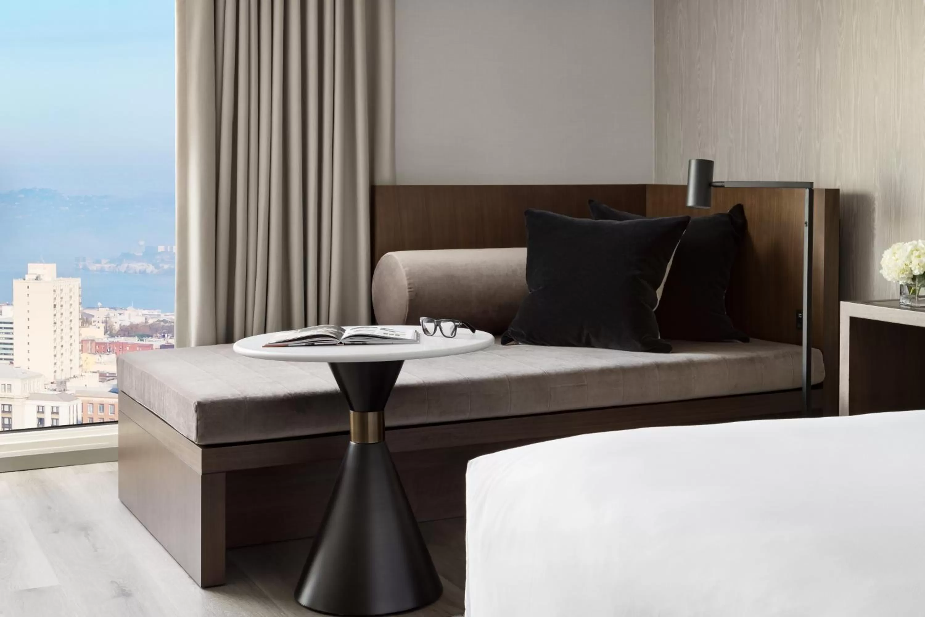 Seating area, Bed in Hyatt Regency San Francisco Downtown SOMA