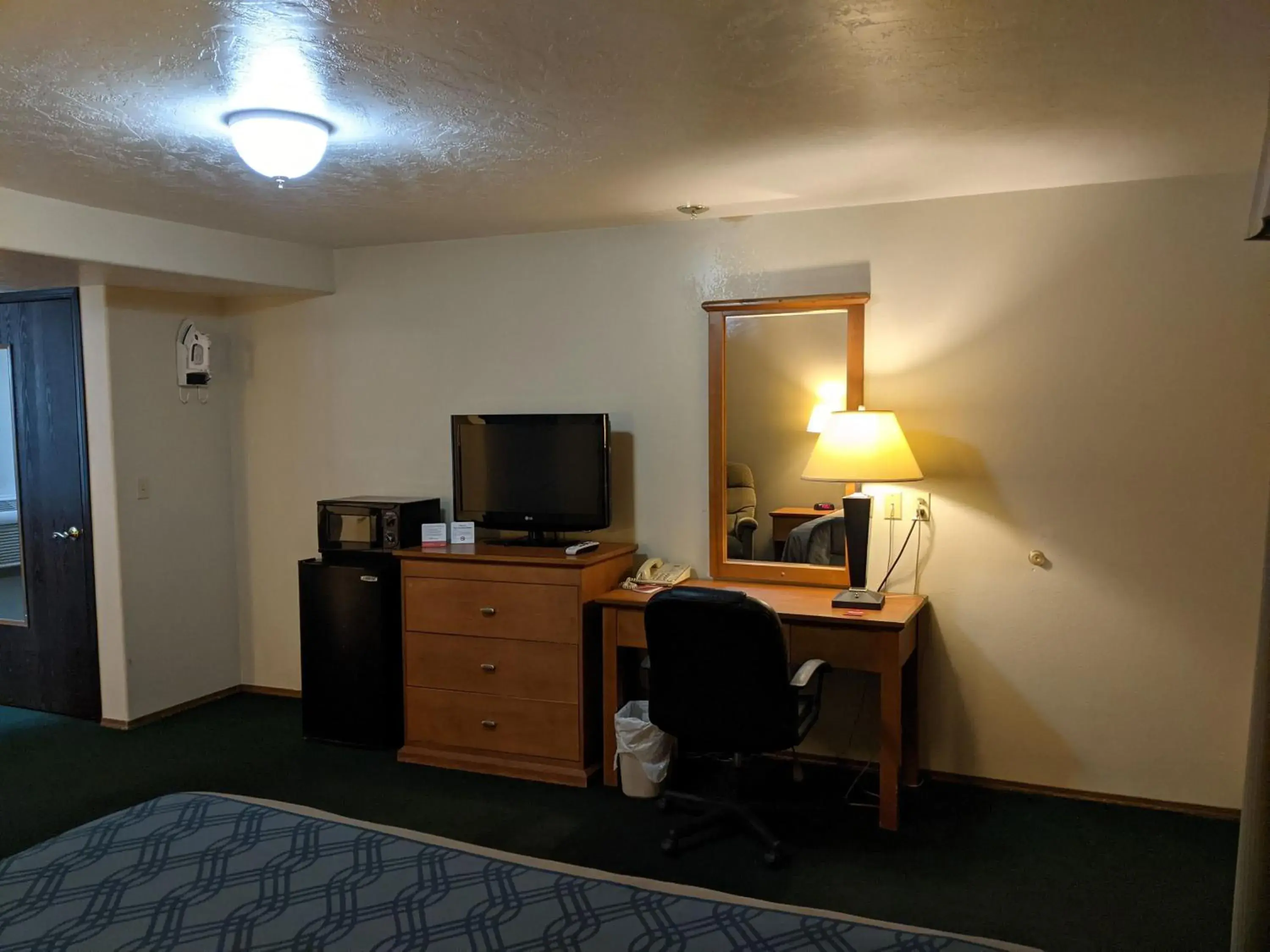 TV/Entertainment Center in Econostay