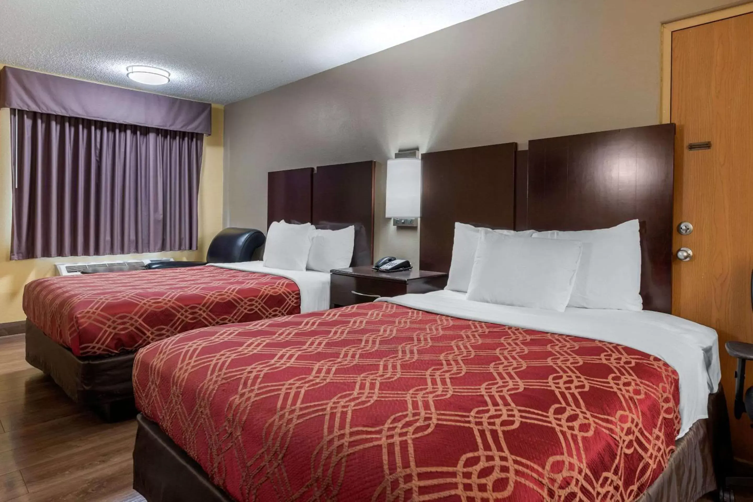 Queen Suite with Two Queen Beds - Non-Smoking/Upper floor in Econo Lodge Queen Suite with Two Queen Beds - Non-Smoking/Upper floor in Econo Lodge