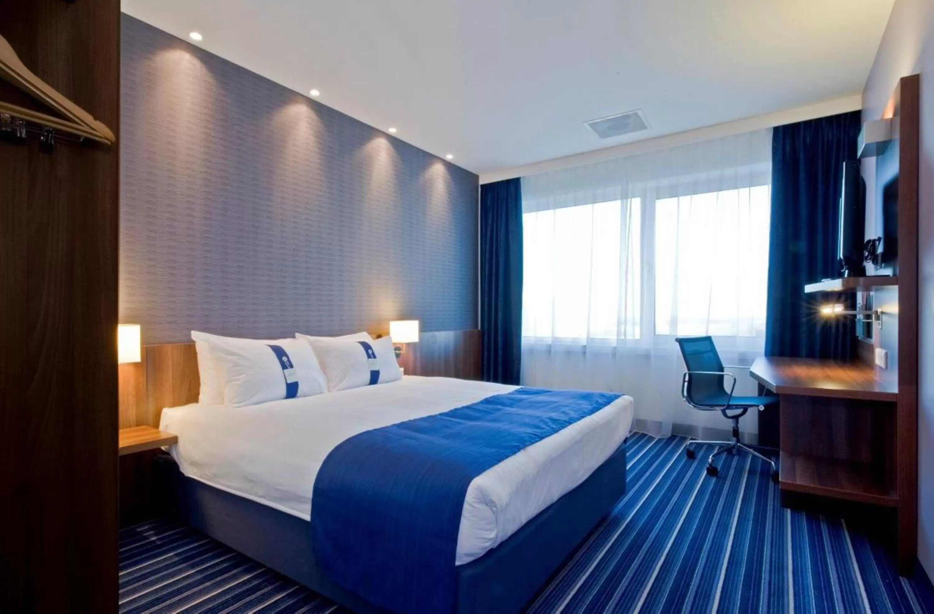 Photo of the whole room, Bed in Holiday Inn Express Toulon - Est by IHG