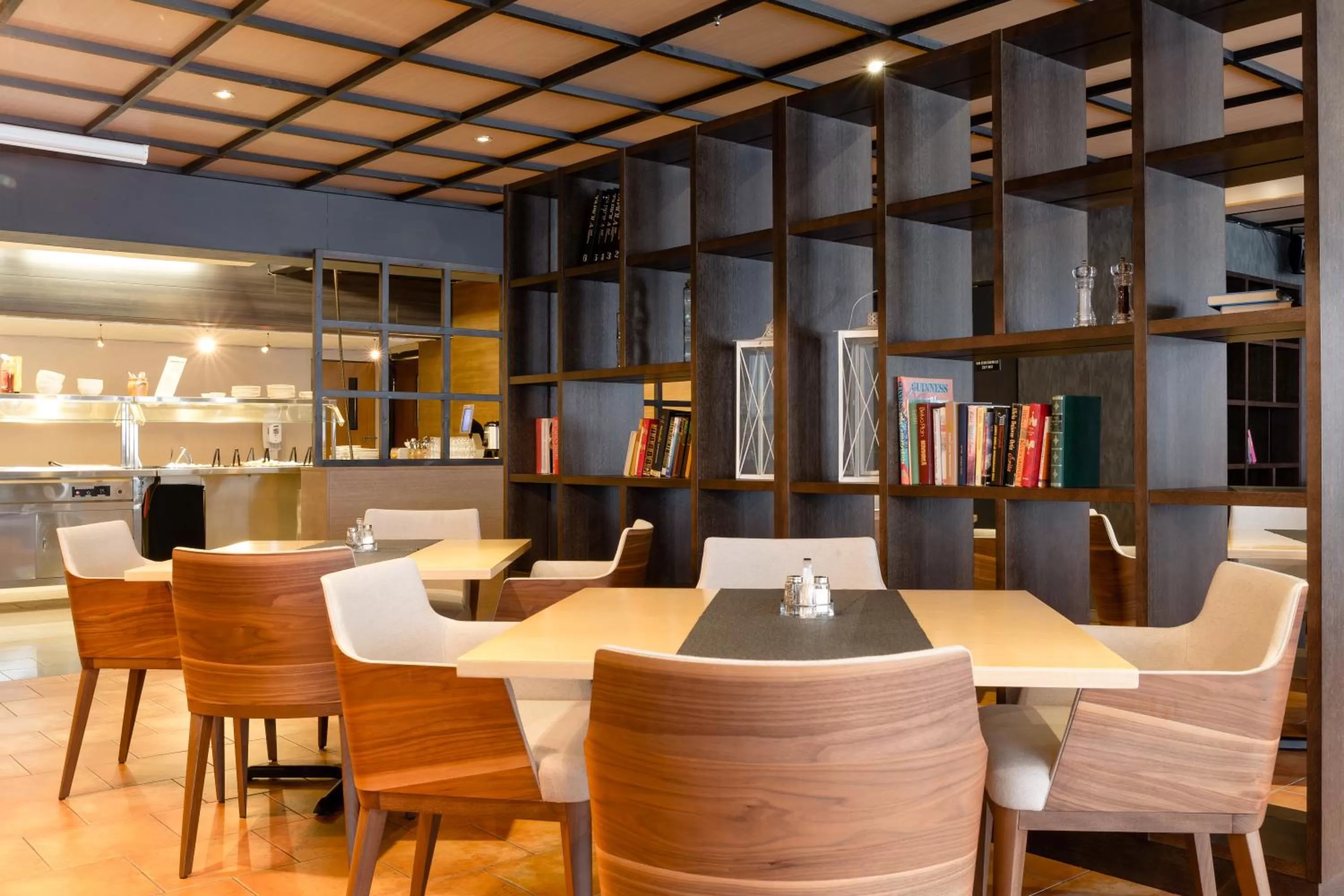 Restaurant/places to eat in Samantta Hotel & Restaurant