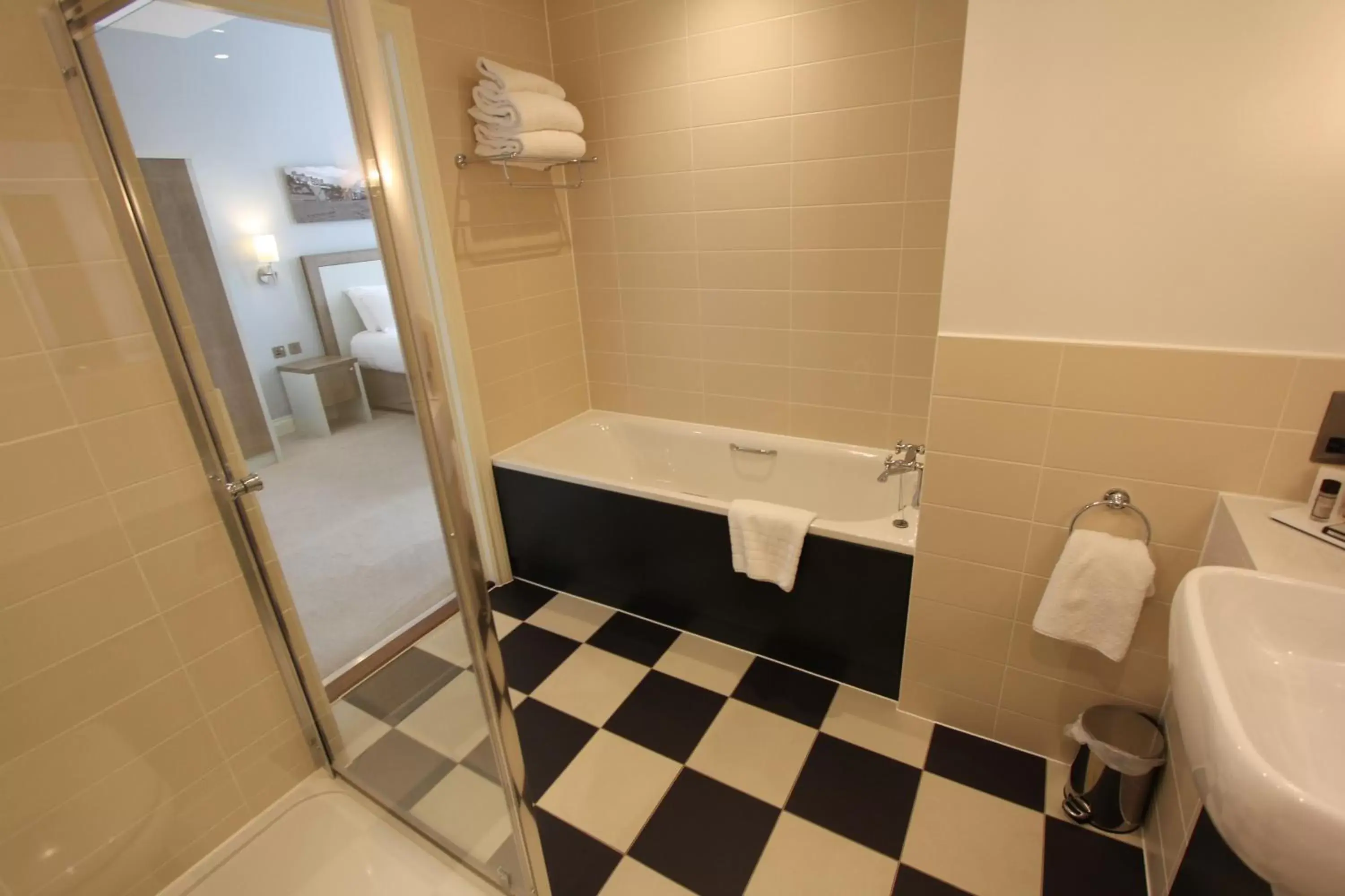 Bathroom in Yarrow Hotel