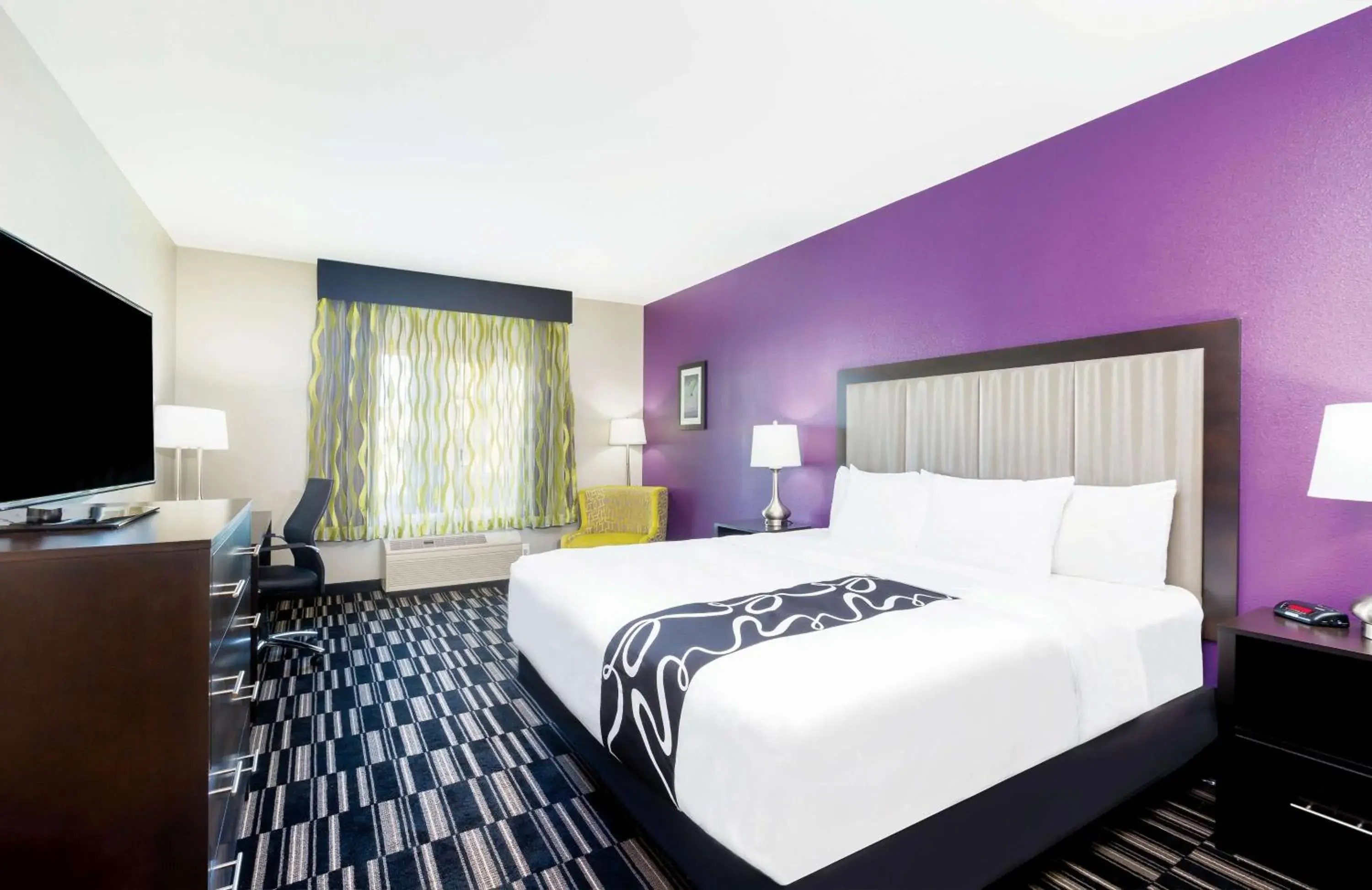 Photo of the whole room, Bed in La Quinta Inn & Suites by Wyndham Fairfield - Napa Valley