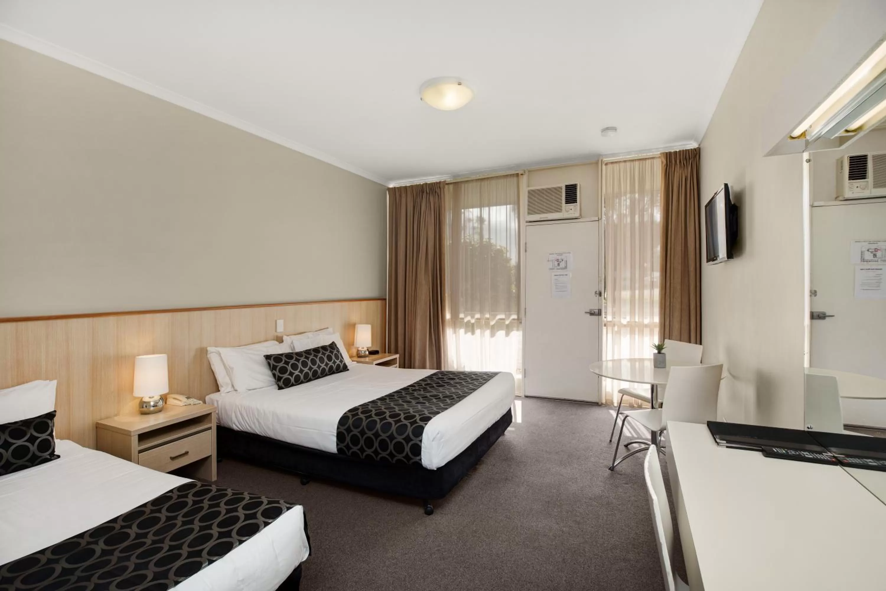 Photo of the whole room, Bed in Adelaide Road Motor Lodge