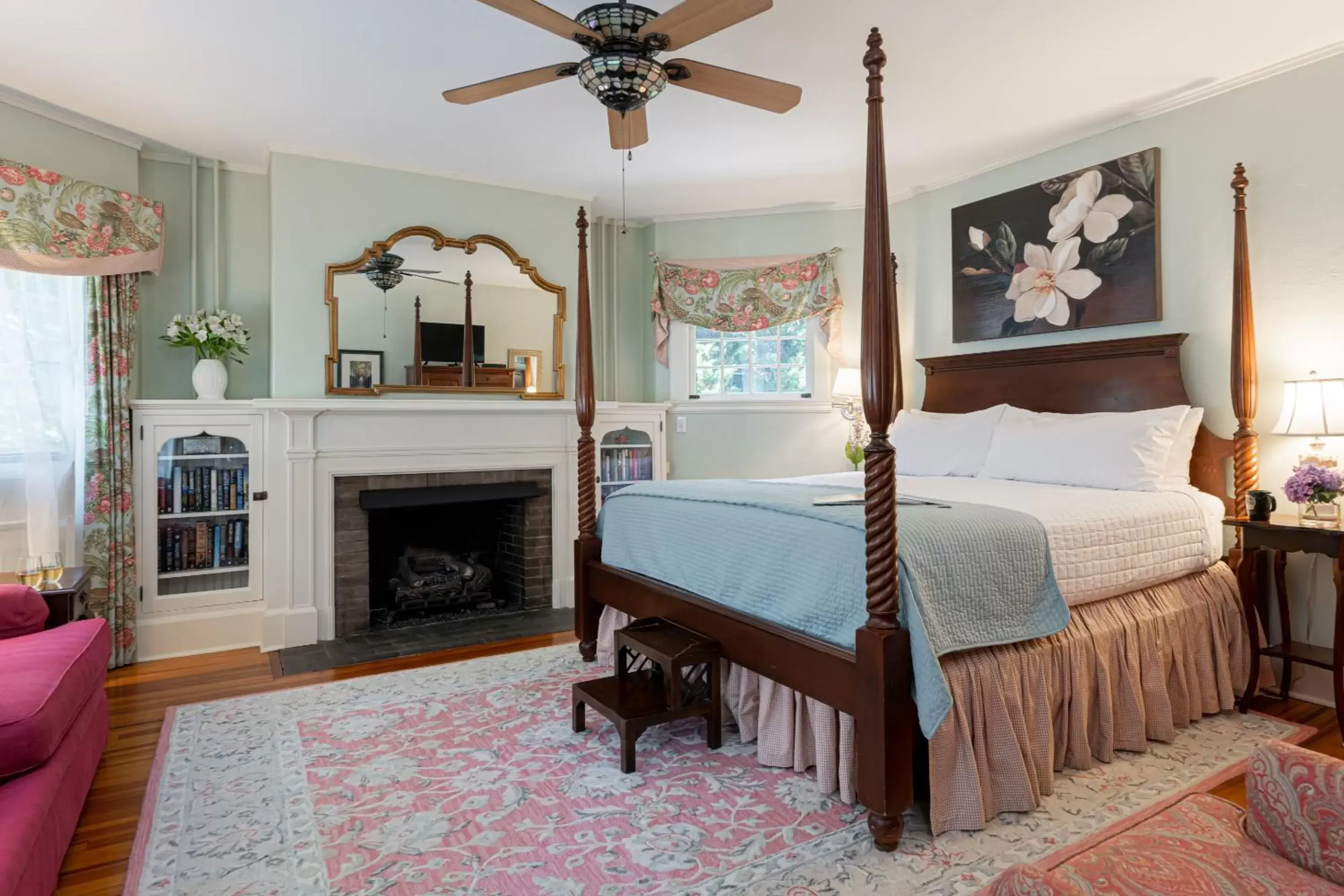 Seating area, Bed in Pinecrest Bed & Breakfast