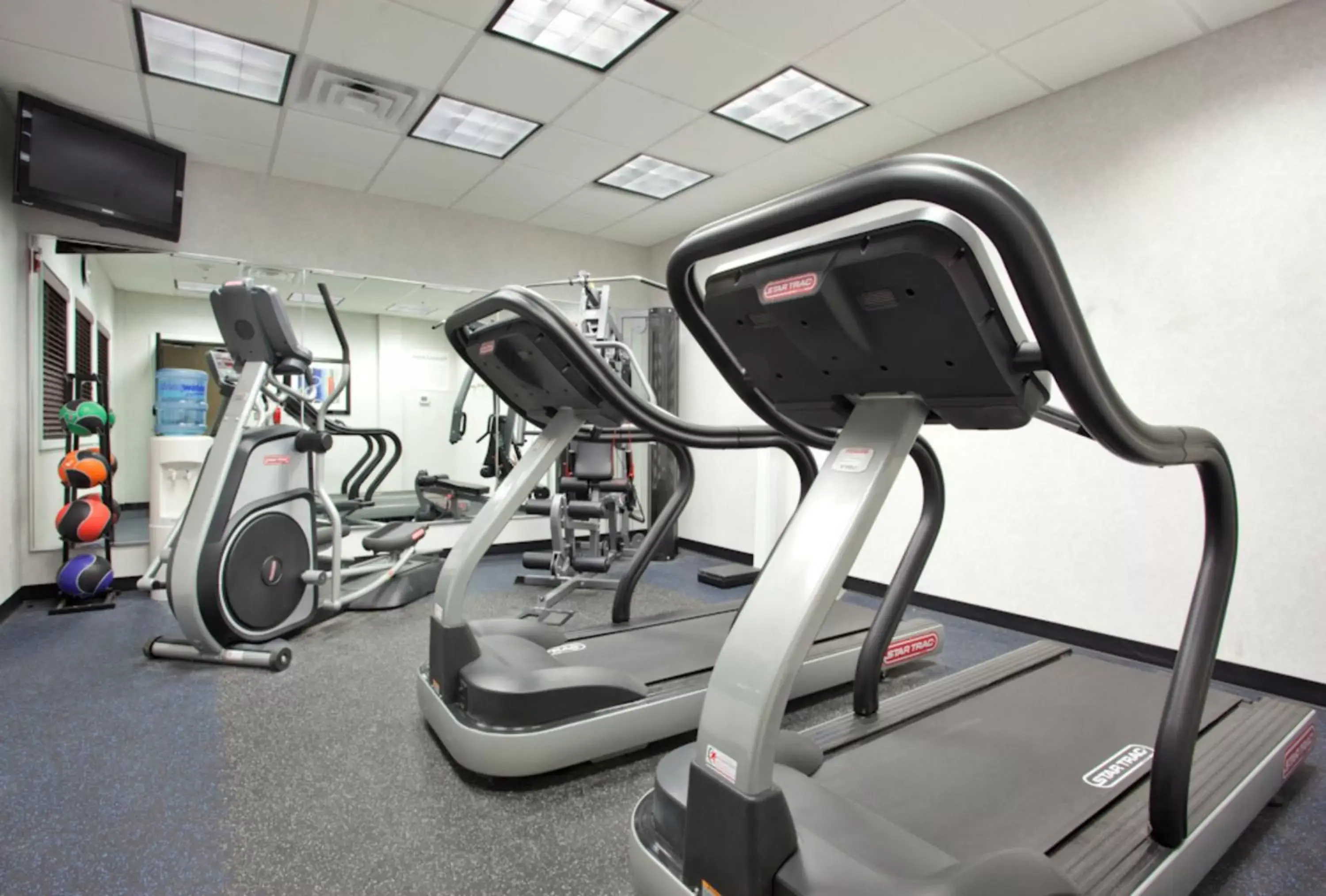 Spa and wellness centre/facilities, Fitness Center/Facilities in Holiday Inn Express & Suites - New Philadelphia Southwest, an IHG Hotel