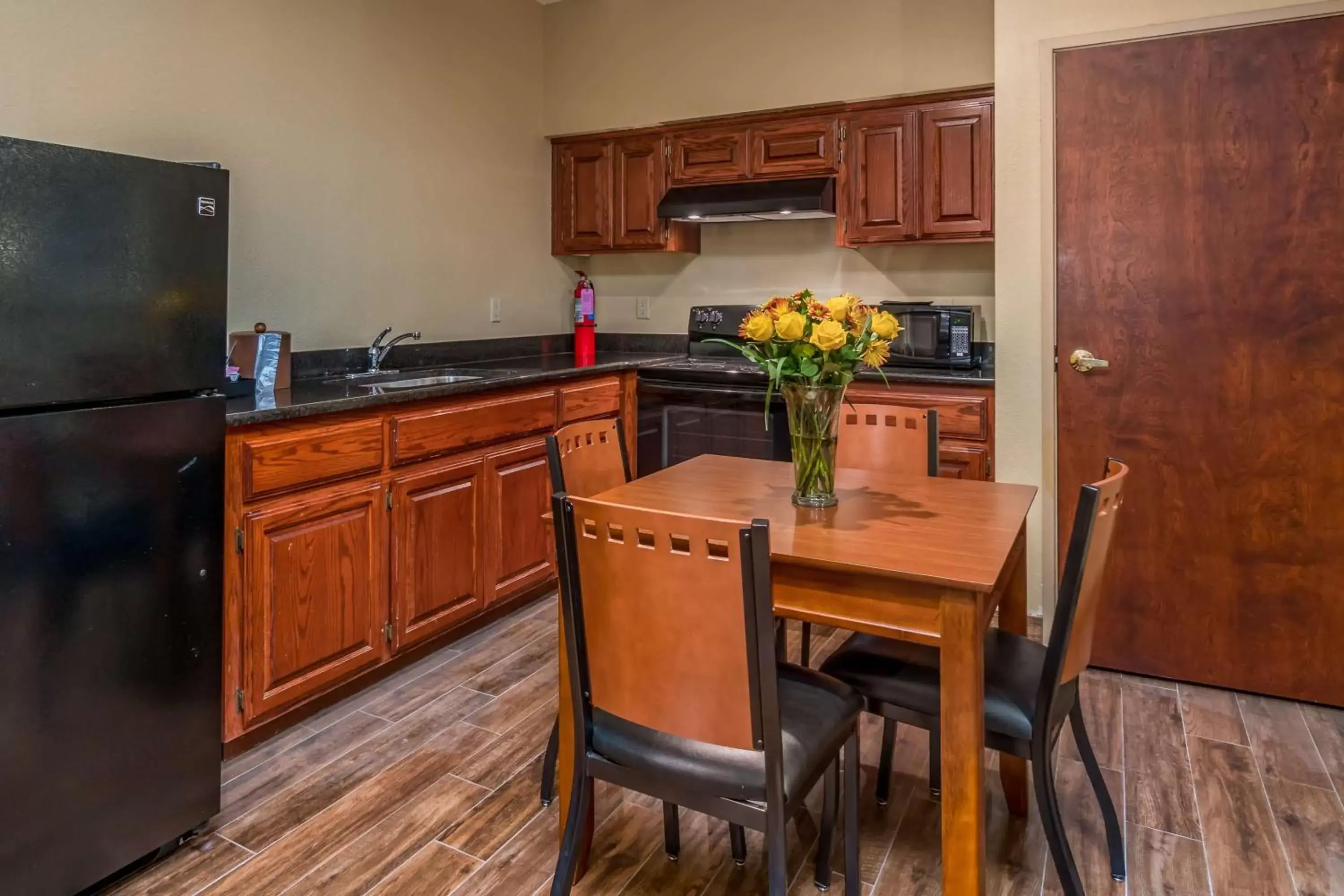 Photo of the whole room, Kitchen/Kitchenette in Best Western Plus Shamrock Inn & Suites