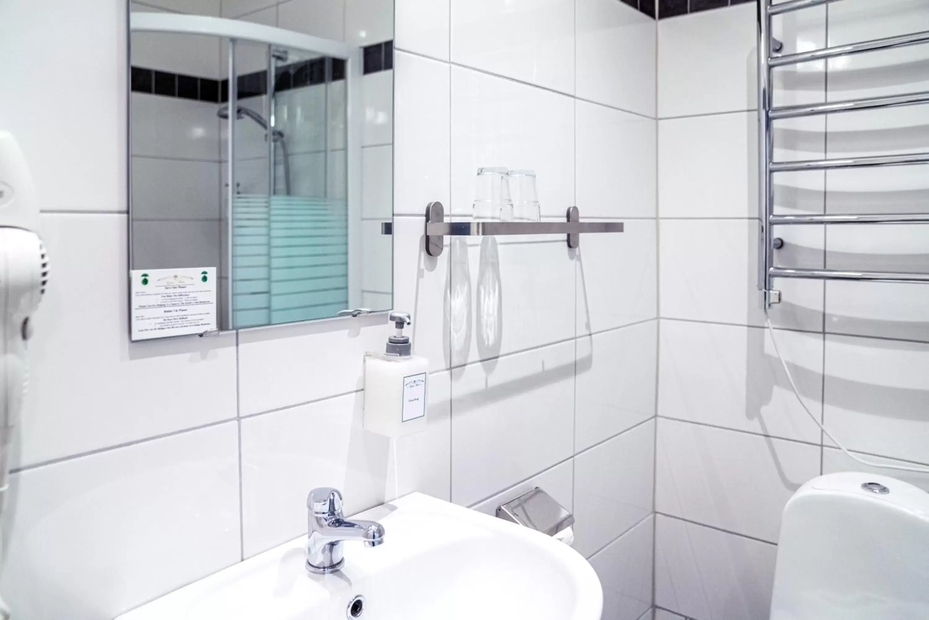 Shower, Bathroom in Queen's Hotel by First Hotels