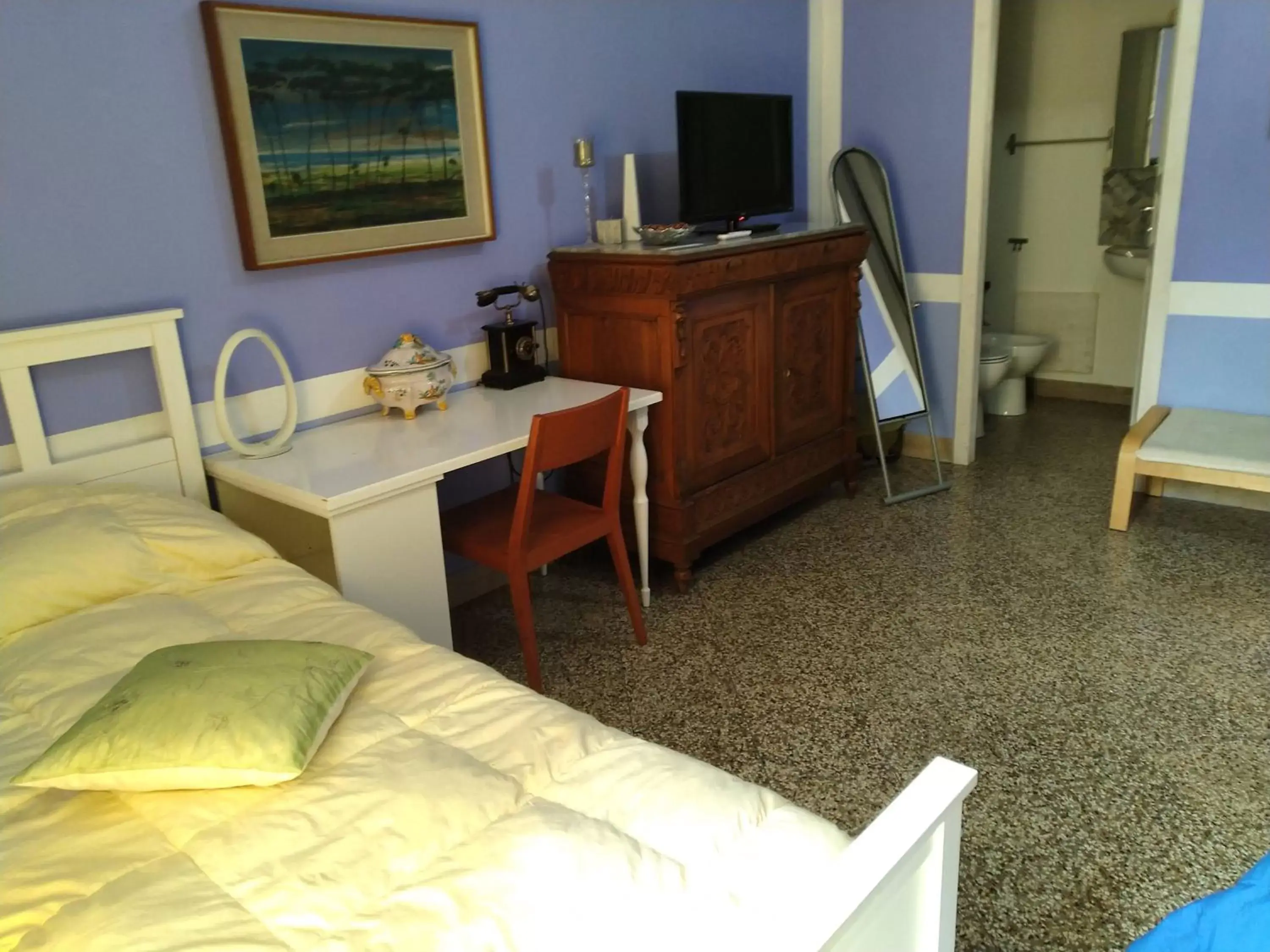 Bedroom, TV/Entertainment Center in Mabbonath B&B - Il Genio del Porto