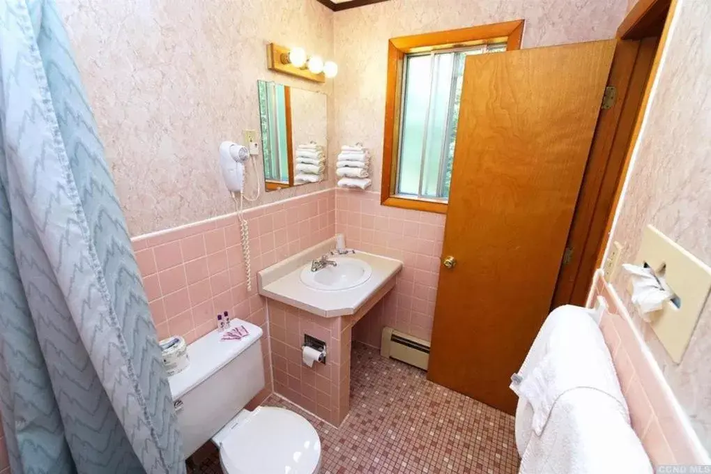 Bathroom in Red Ranch Inn