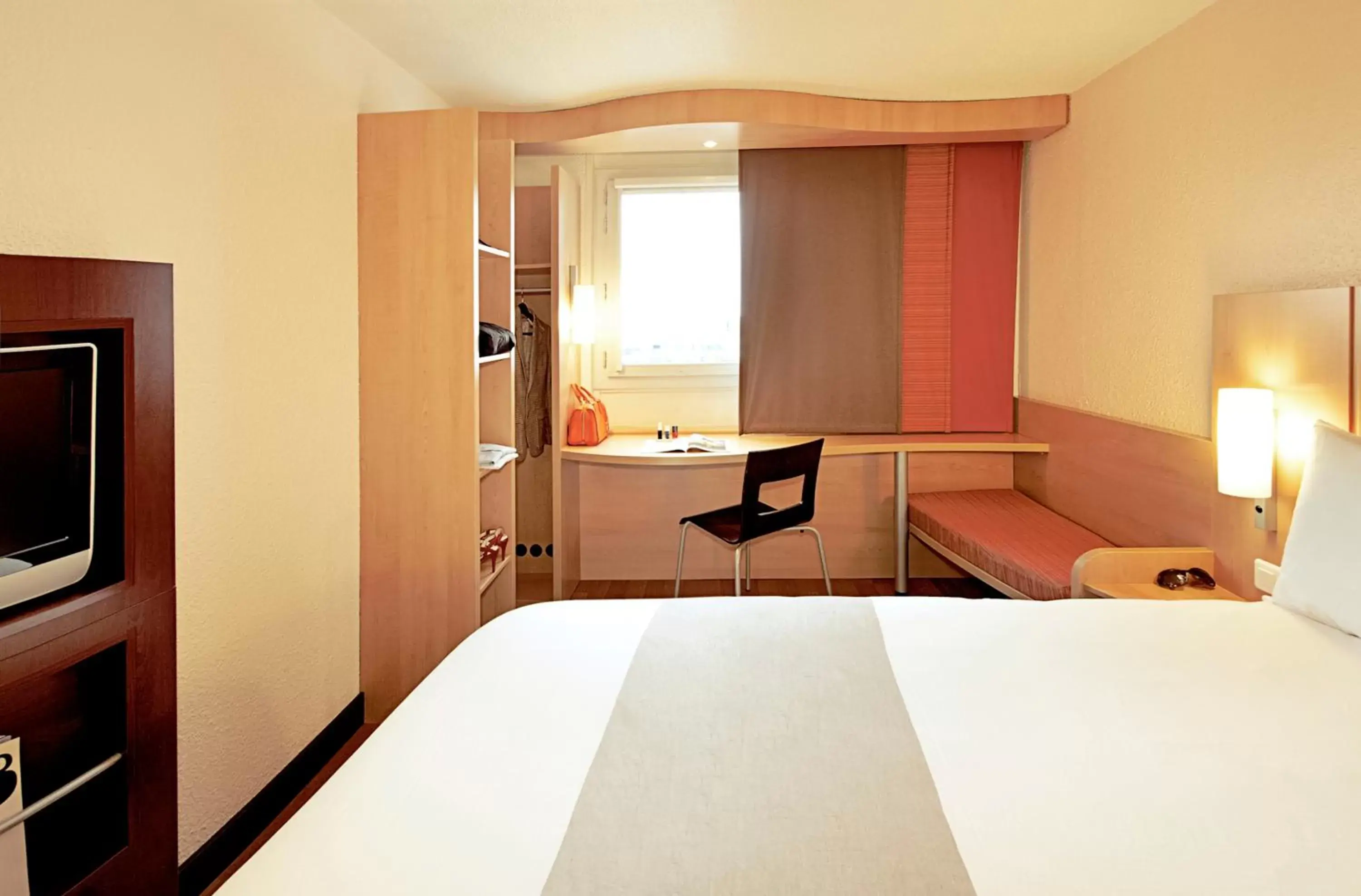 Photo of the whole room, Bed in Ibis Como