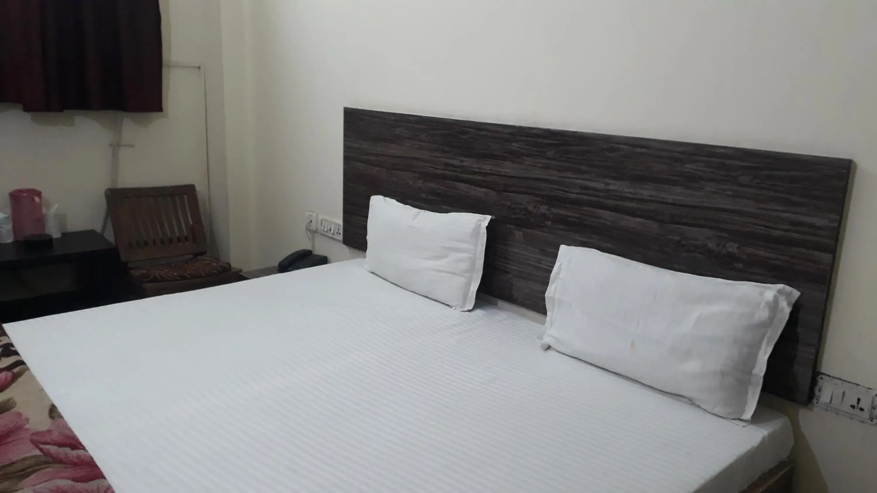 Bedroom, Bed in Hotel Sarwan