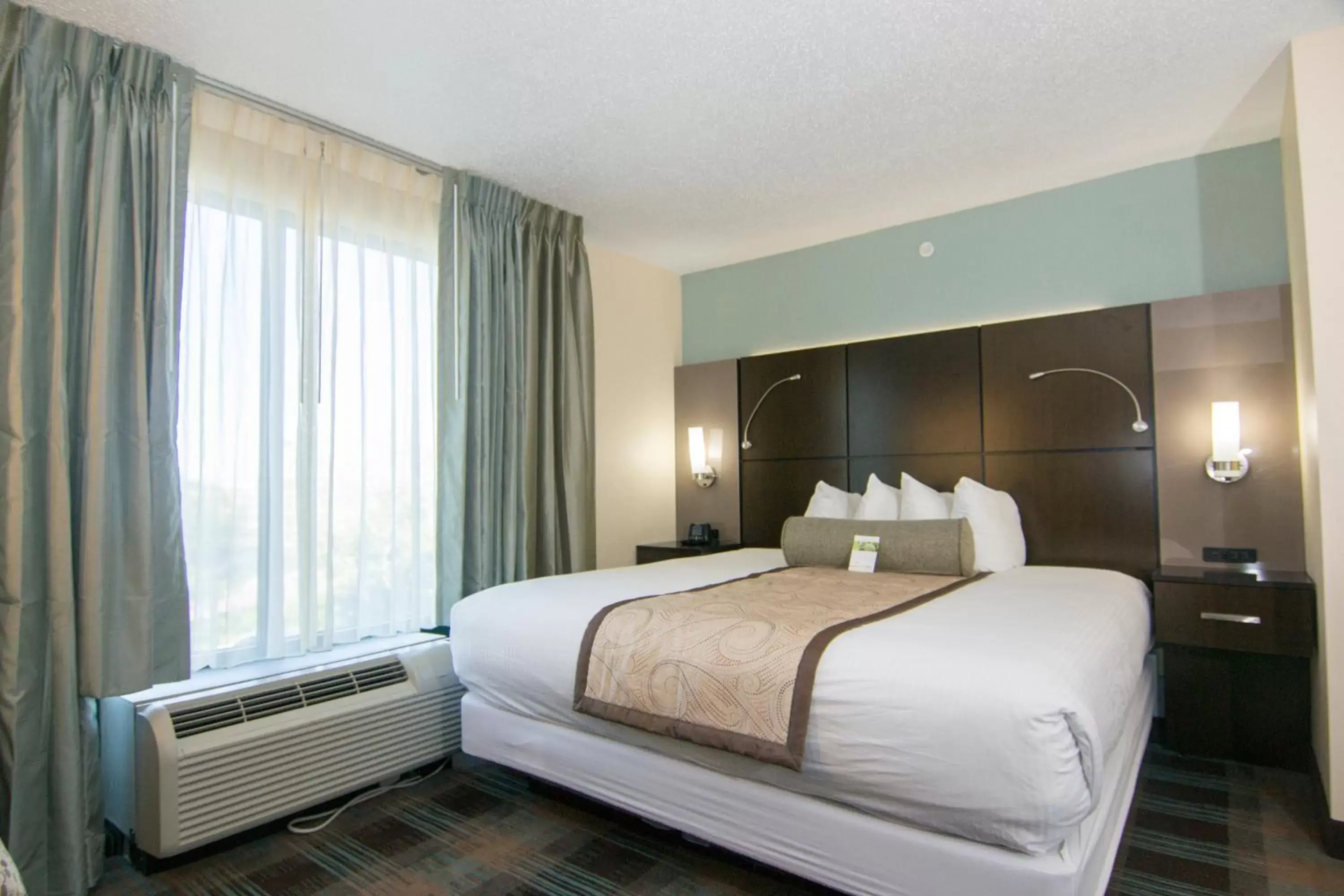 Bed in Wingate By Wyndham - Orlando International Airport