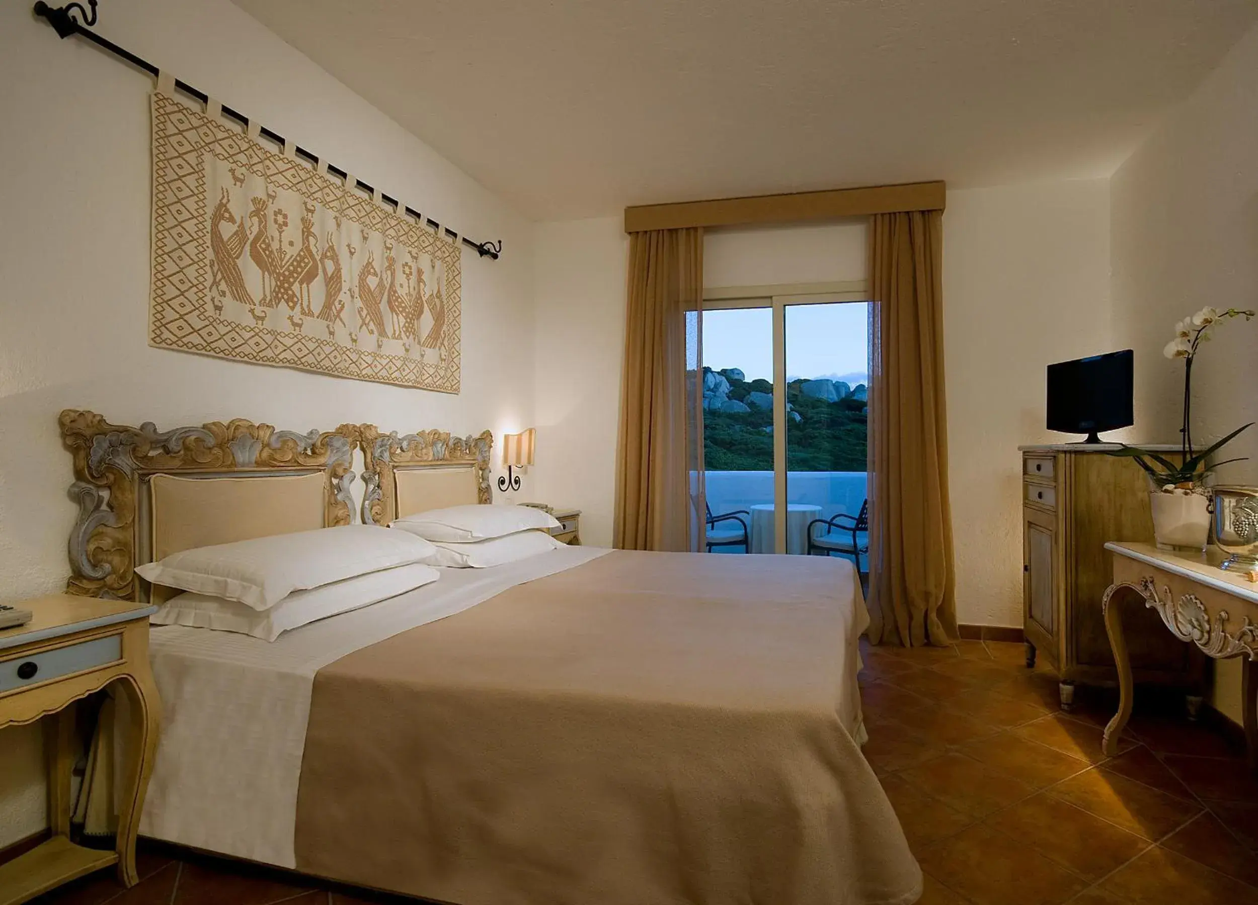 Photo of the whole room, Bed in Colonna Grand Hotel Capo Testa