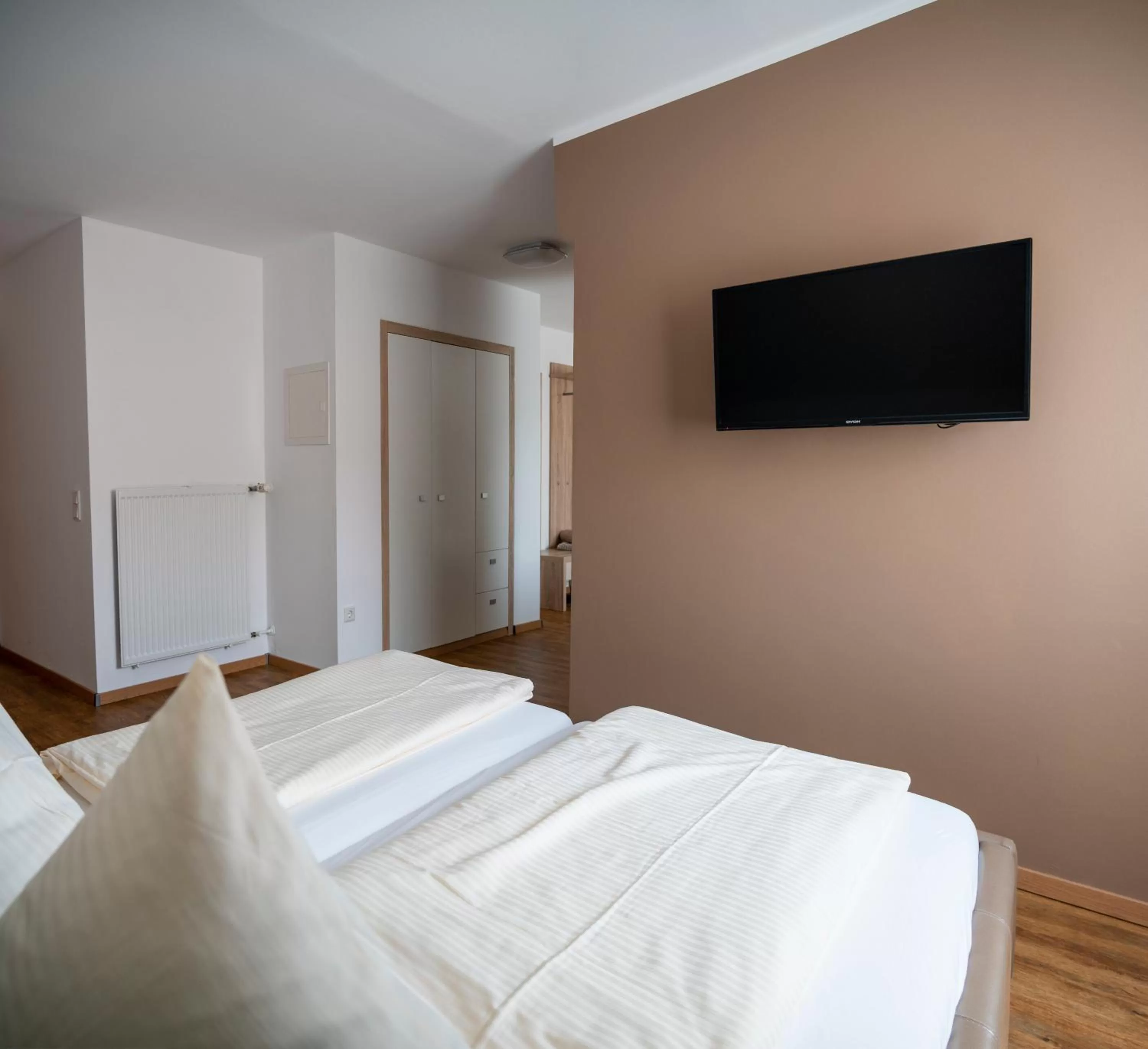 Bedroom, Bed in Landgasthof Mörsbergei