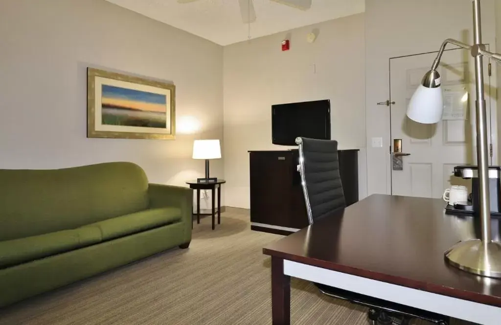 Seating area, TV/Entertainment Center in Country Inn & Suites by Radisson, Jacksonville, FL