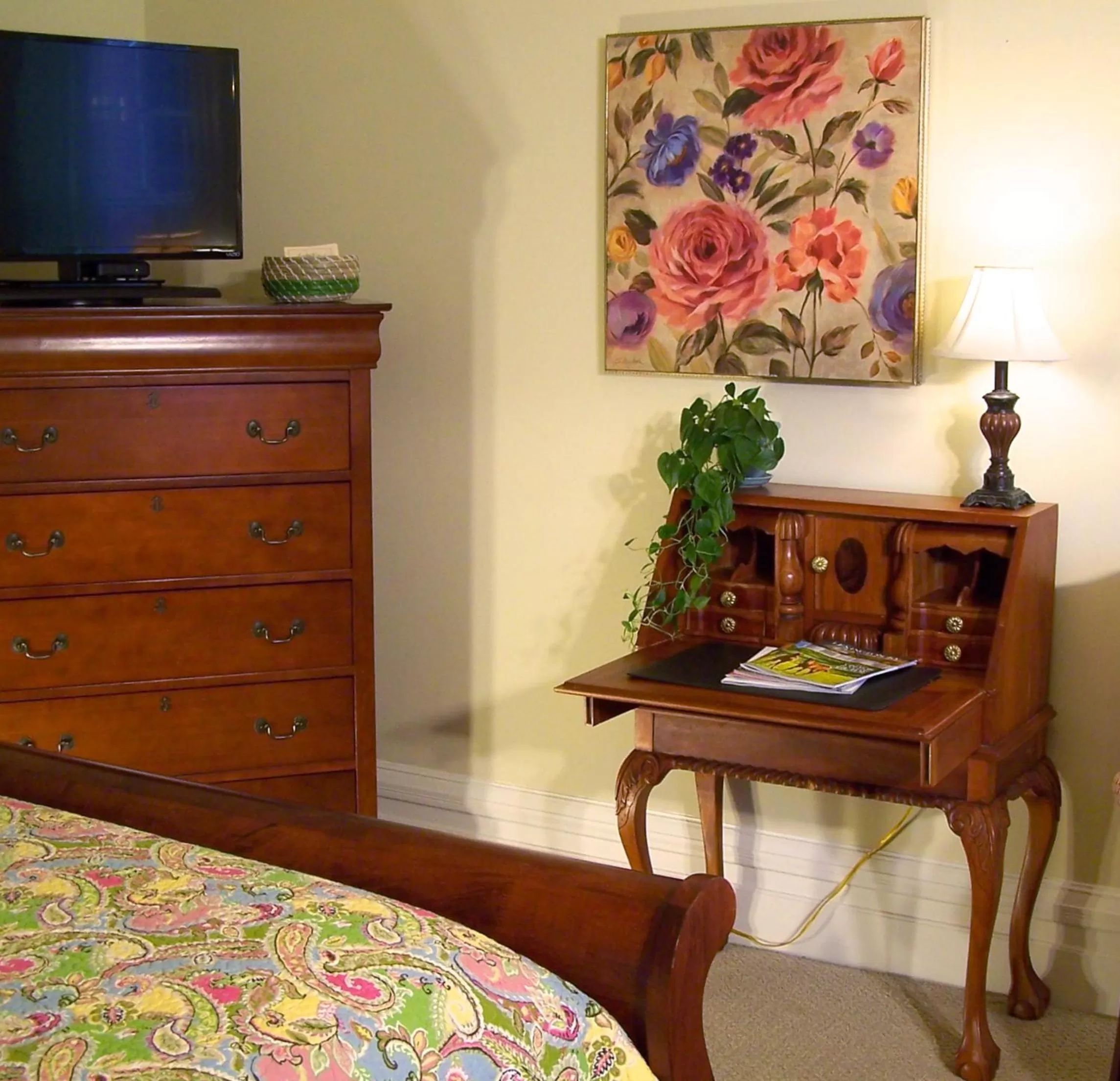 TV and multimedia, TV/Entertainment Center in Lyndon House Bed & Breakfast