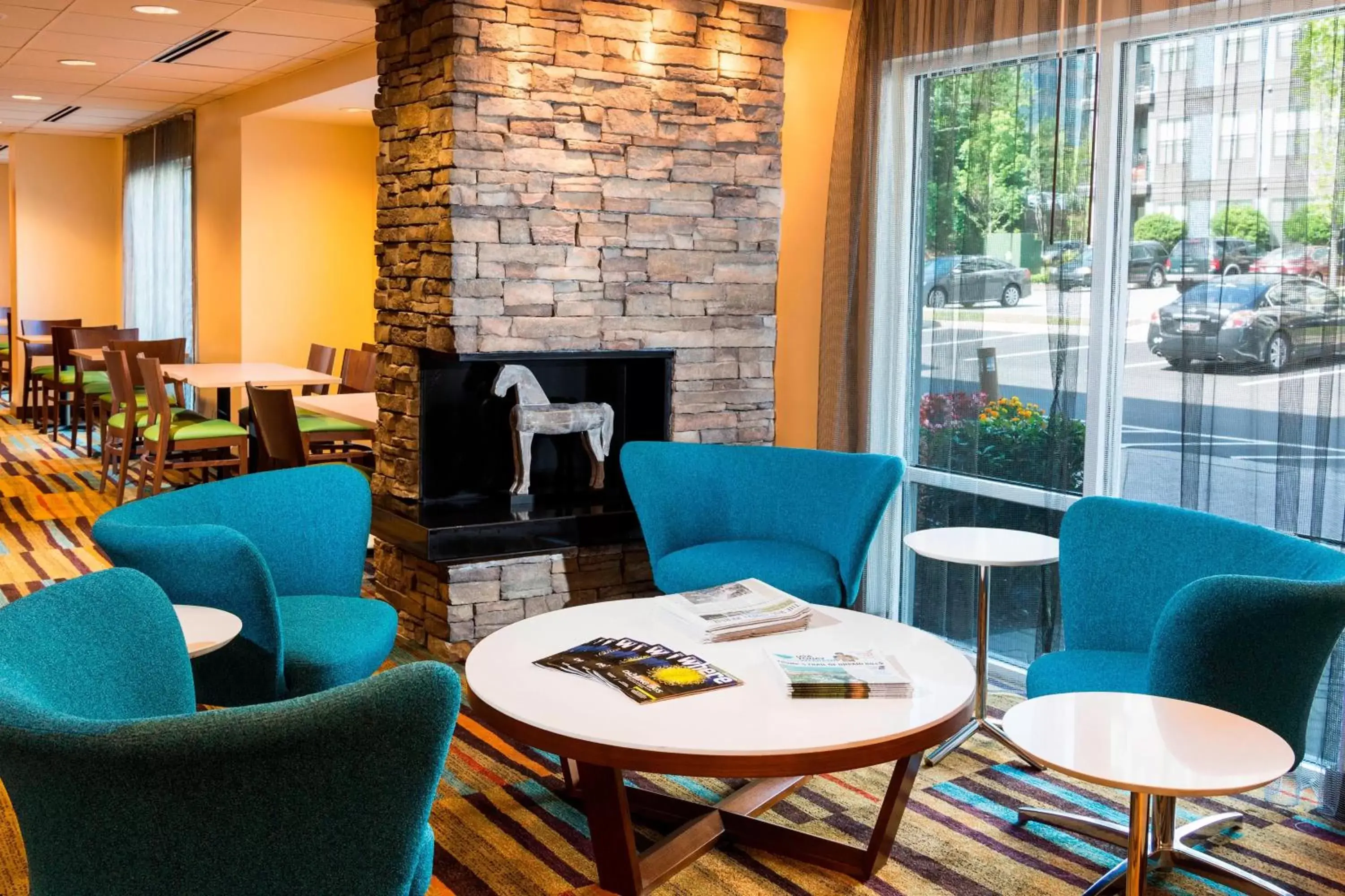 Lobby or reception, Lounge/Bar in Fairfield Inn & Suites by Marriott Atlanta Perimeter Center