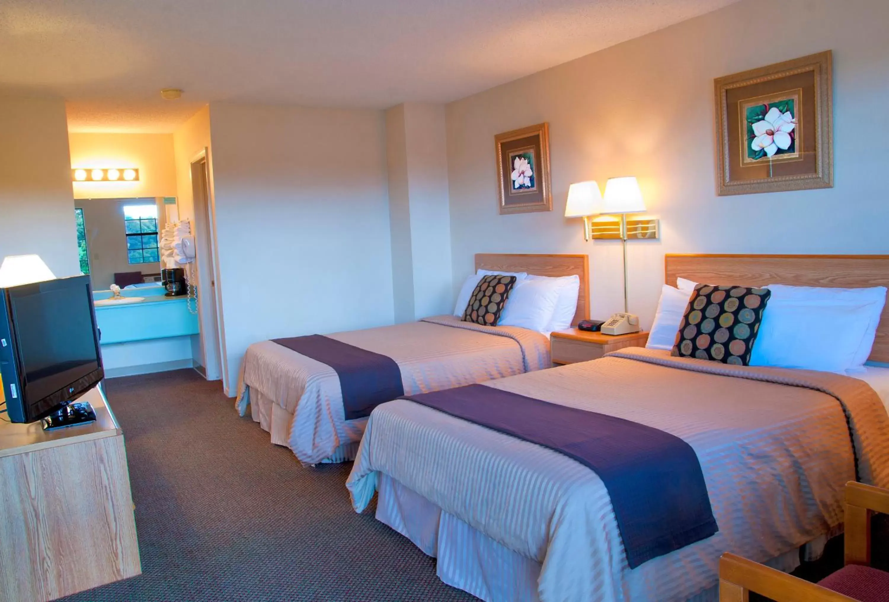 Bedroom, Bed in Regency Inn Eureka Springs