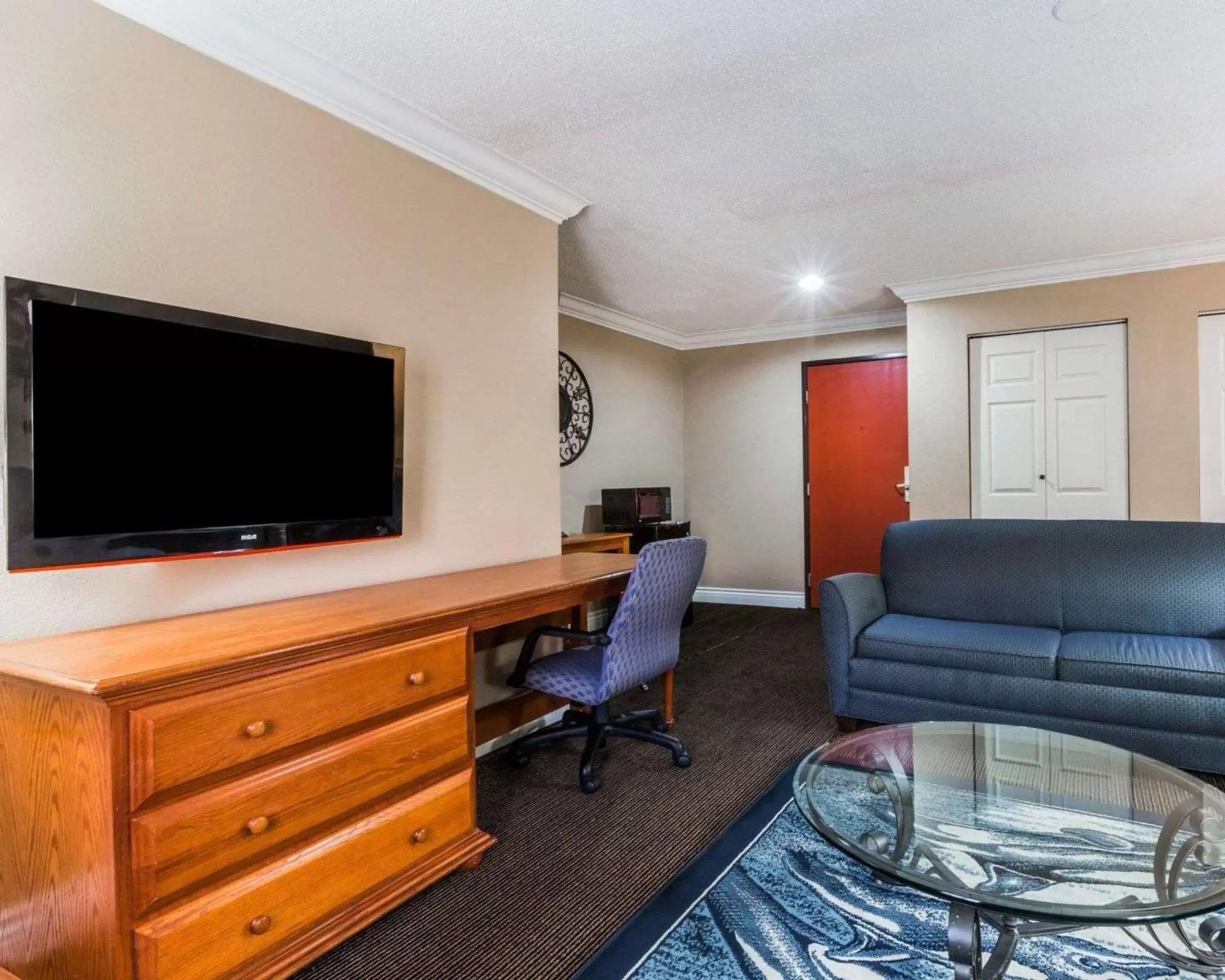 Photo of the whole room, TV/Entertainment Center in Quality Inn & Suites Atlanta Airport South