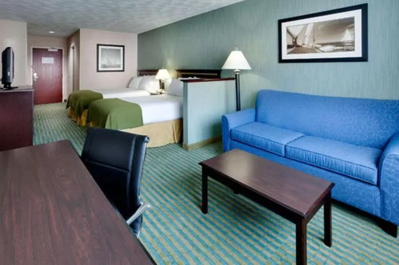 Living room, Bed in Holiday Inn Express & Suites Smithfield - Providence by IHG