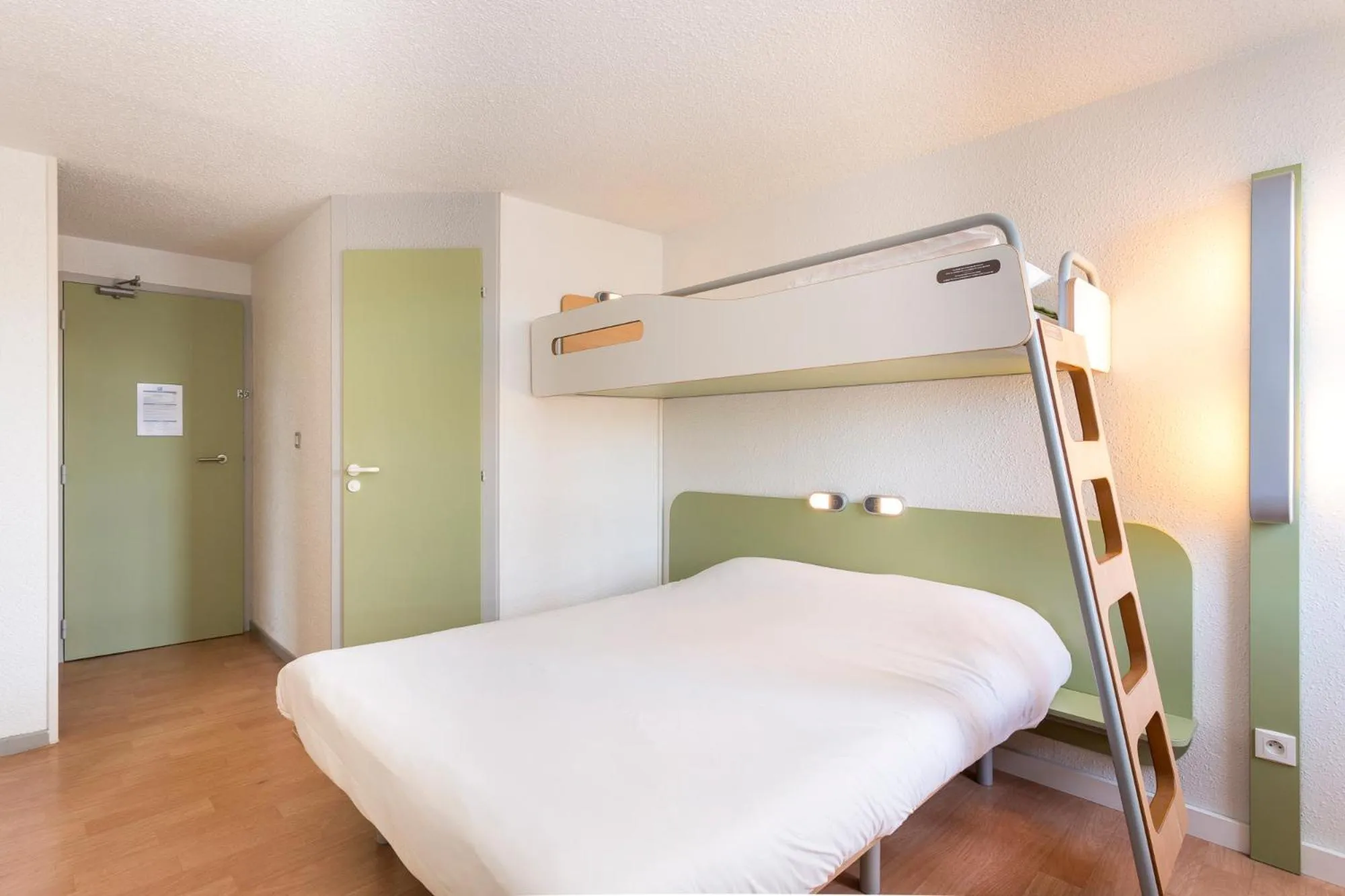 Bedroom, Bed in ibis budget Quimper