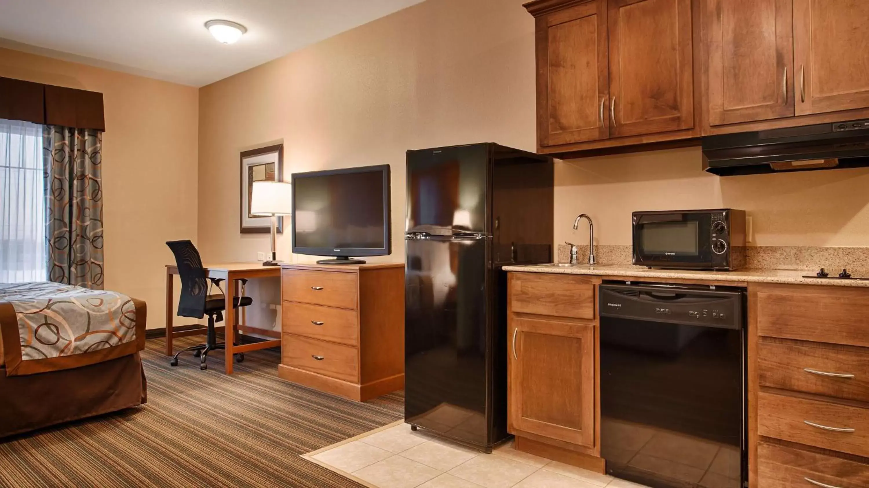 Photo of the whole room, Kitchen/Kitchenette in Best Western Plus Seminole Hotel & Suites