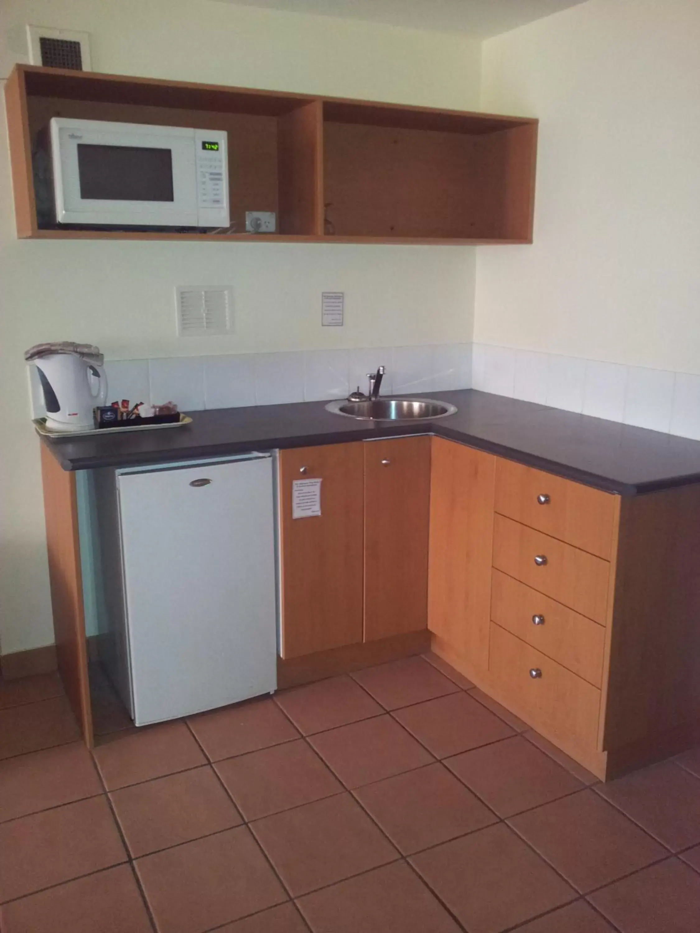 Kitchen or kitchenette, Kitchen/Kitchenette in Belconnen Way Hotel & Serviced Apartments