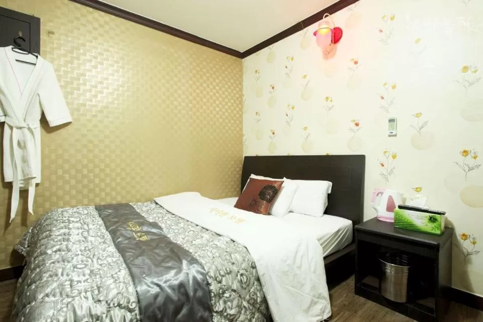 Bed in Saipan Motel with Sea View