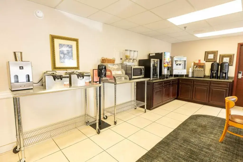 Breakfast, Kitchen/Kitchenette in Savannah House Hotel