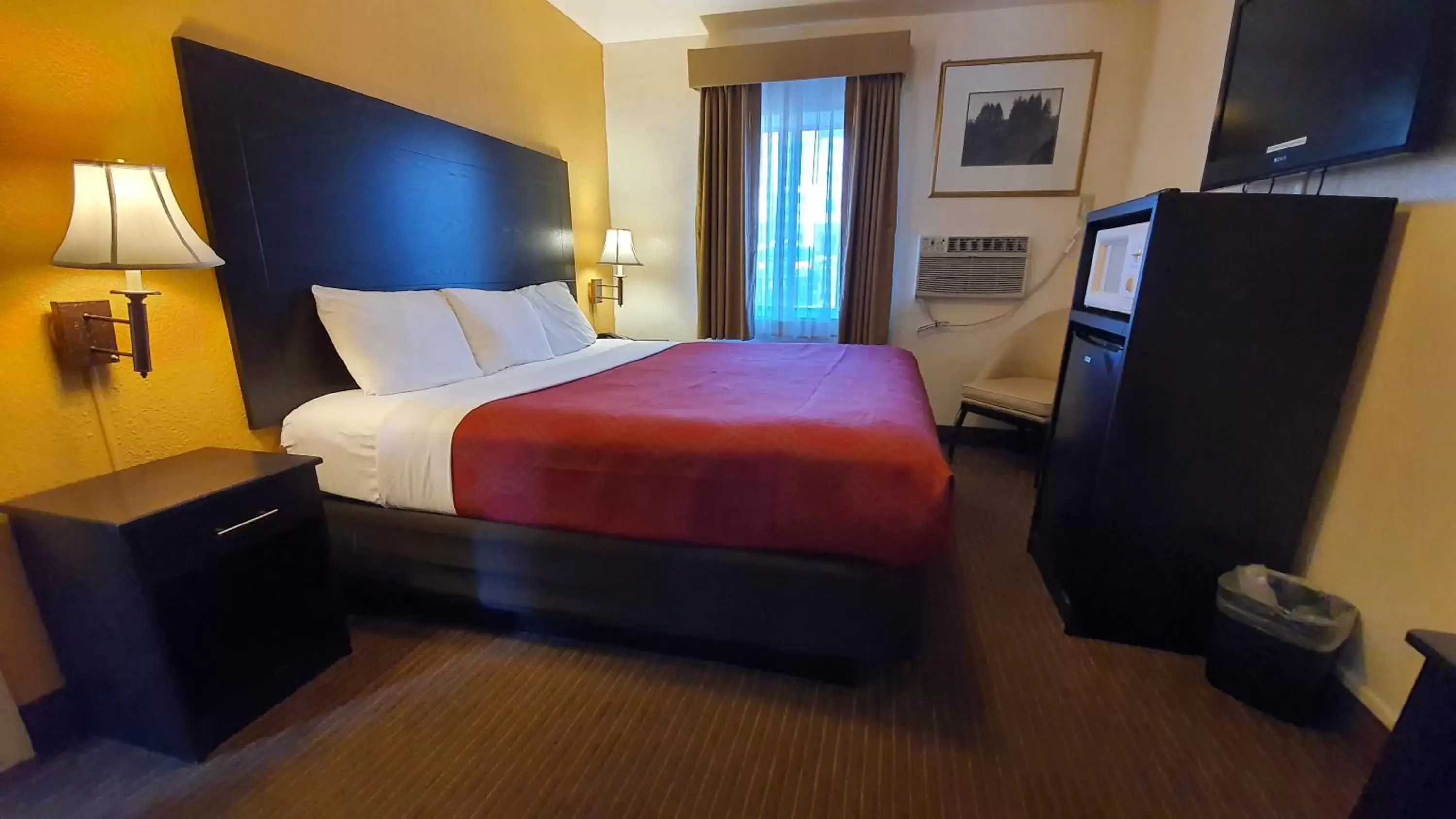 Photo of the whole room, Bed in Rodeway Inn Flagstaff-Downtown Photo of the whole room, Bed in Rodeway Inn Flagstaff-Downtown