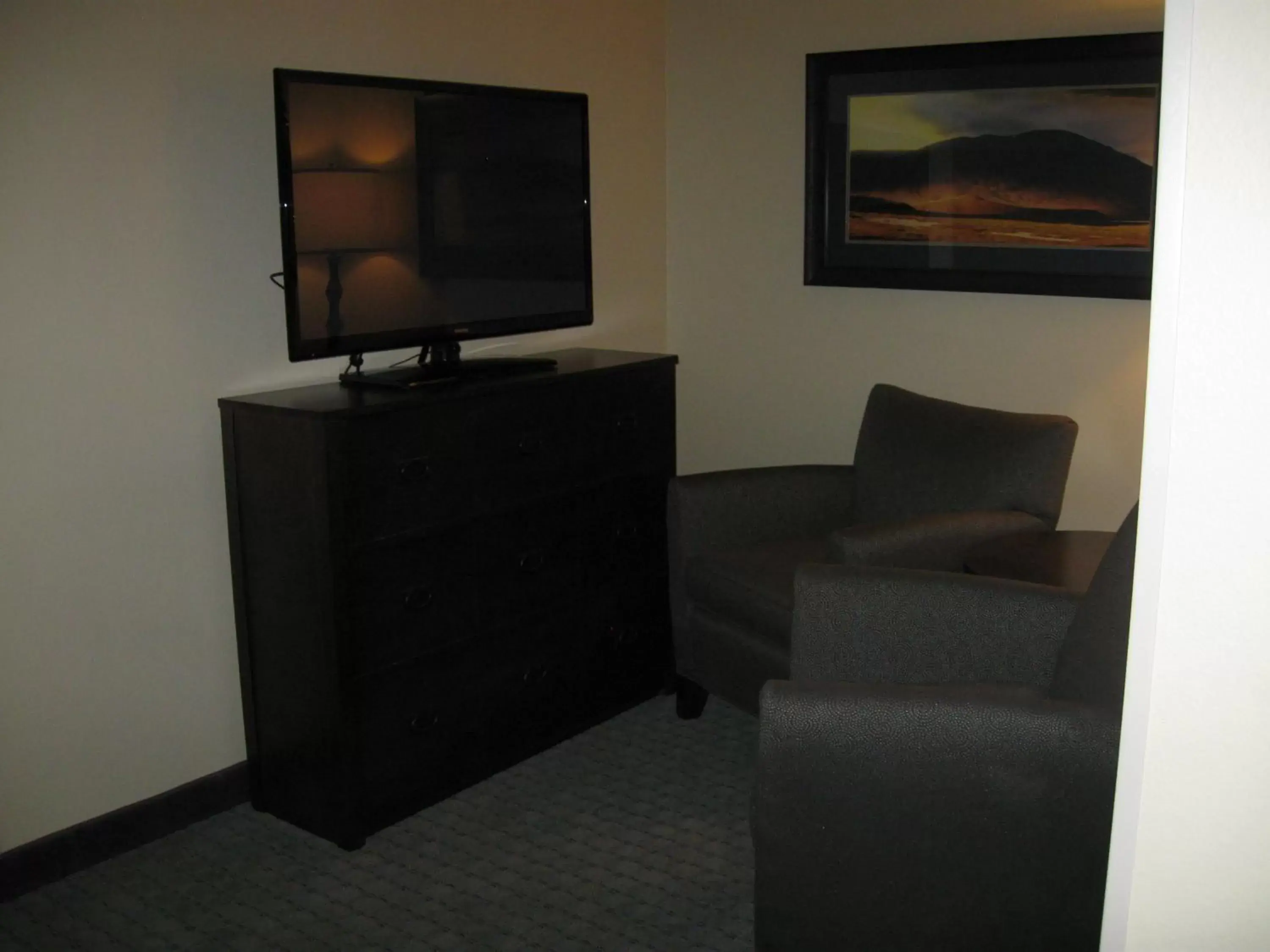 Seating area, TV/Entertainment Center in Little Missouri Inn & Suites New Town