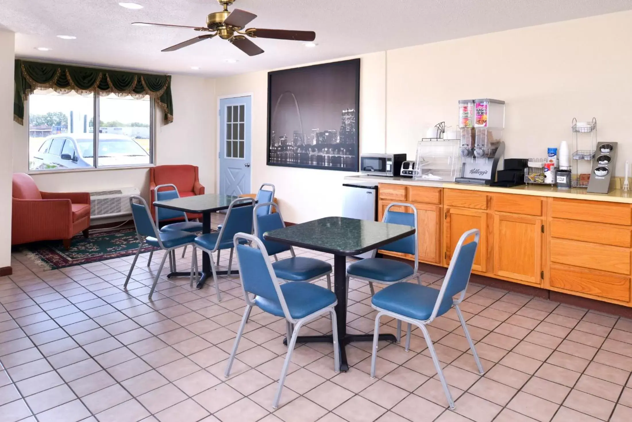 Continental breakfast, Restaurant/Places to Eat in Americas Best Value Inn Sullivan