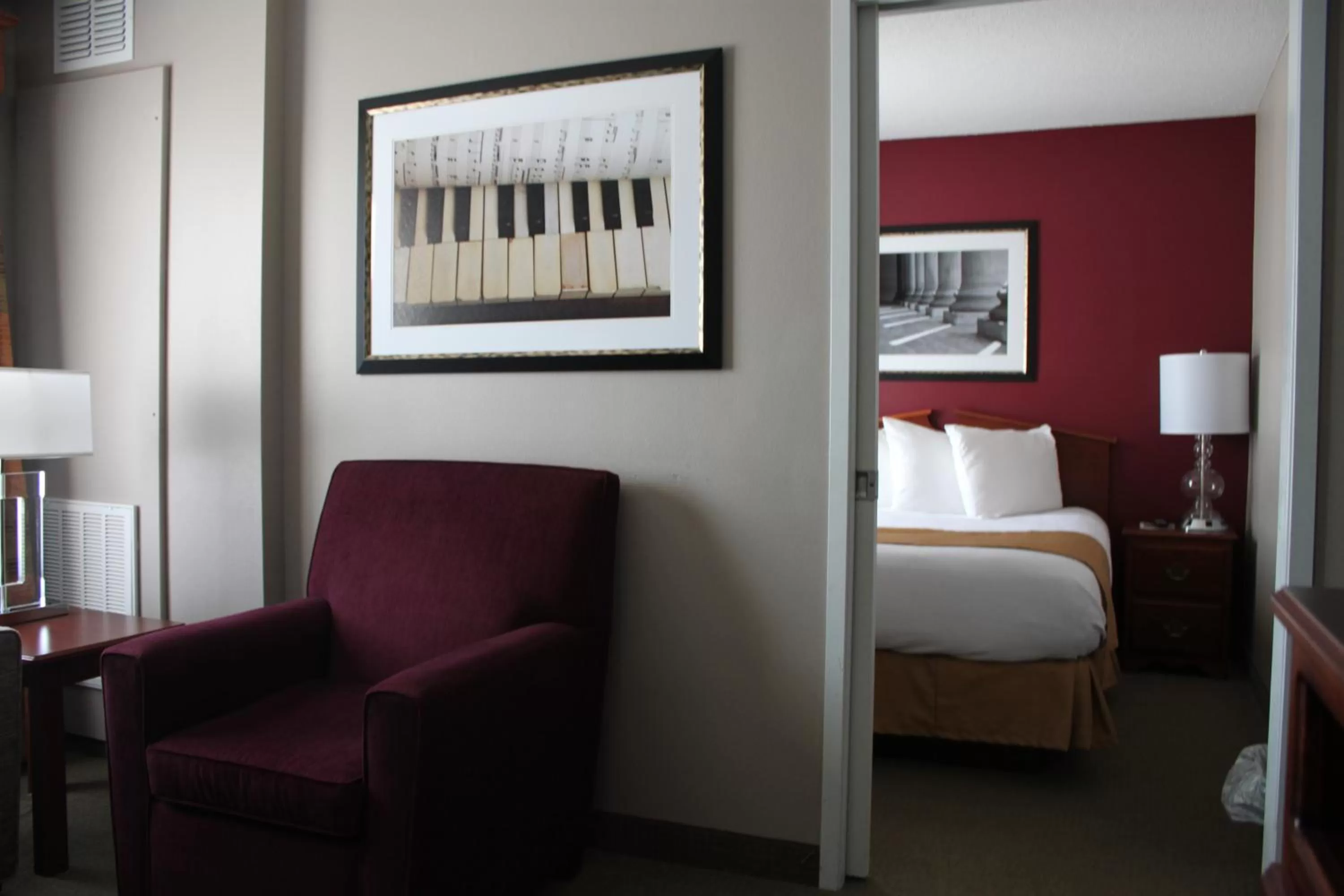 Bedroom, Bed in GrandStay Hotel & Suites Ames