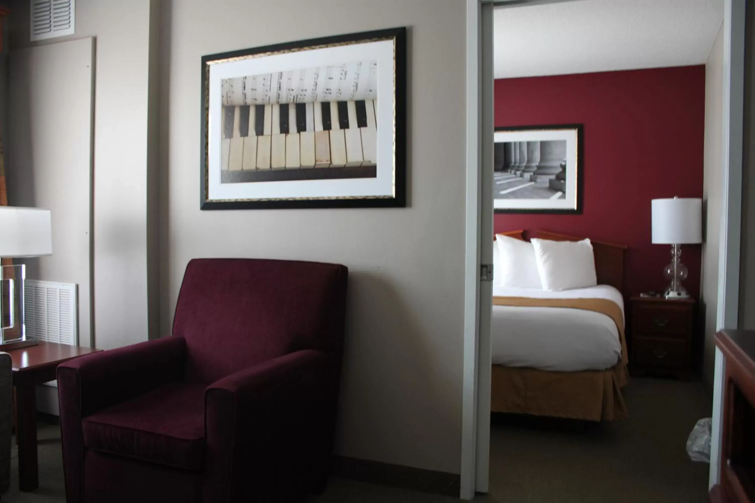 Seating area in GrandStay Hotel & Suites Ames