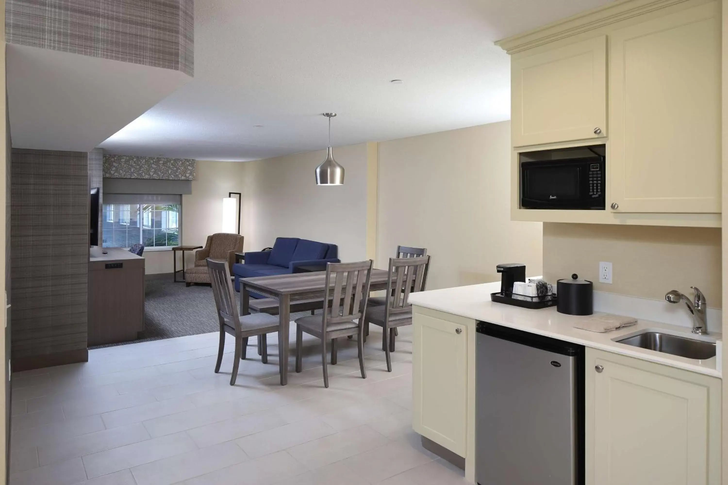 Living room, Kitchen/Kitchenette in Hampton Inn Holland