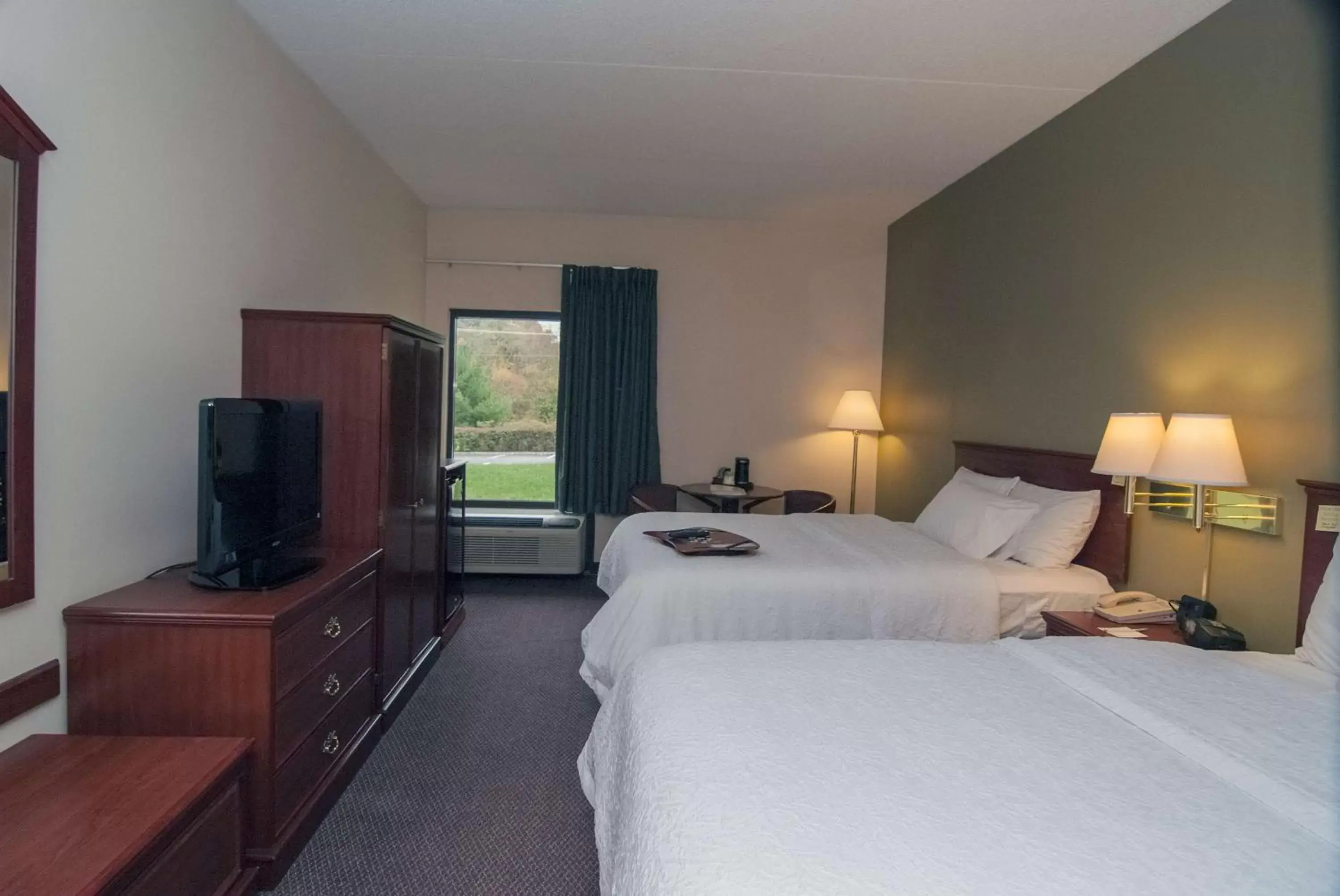 Bed, TV/Entertainment Center in Hampton Inn Flemington