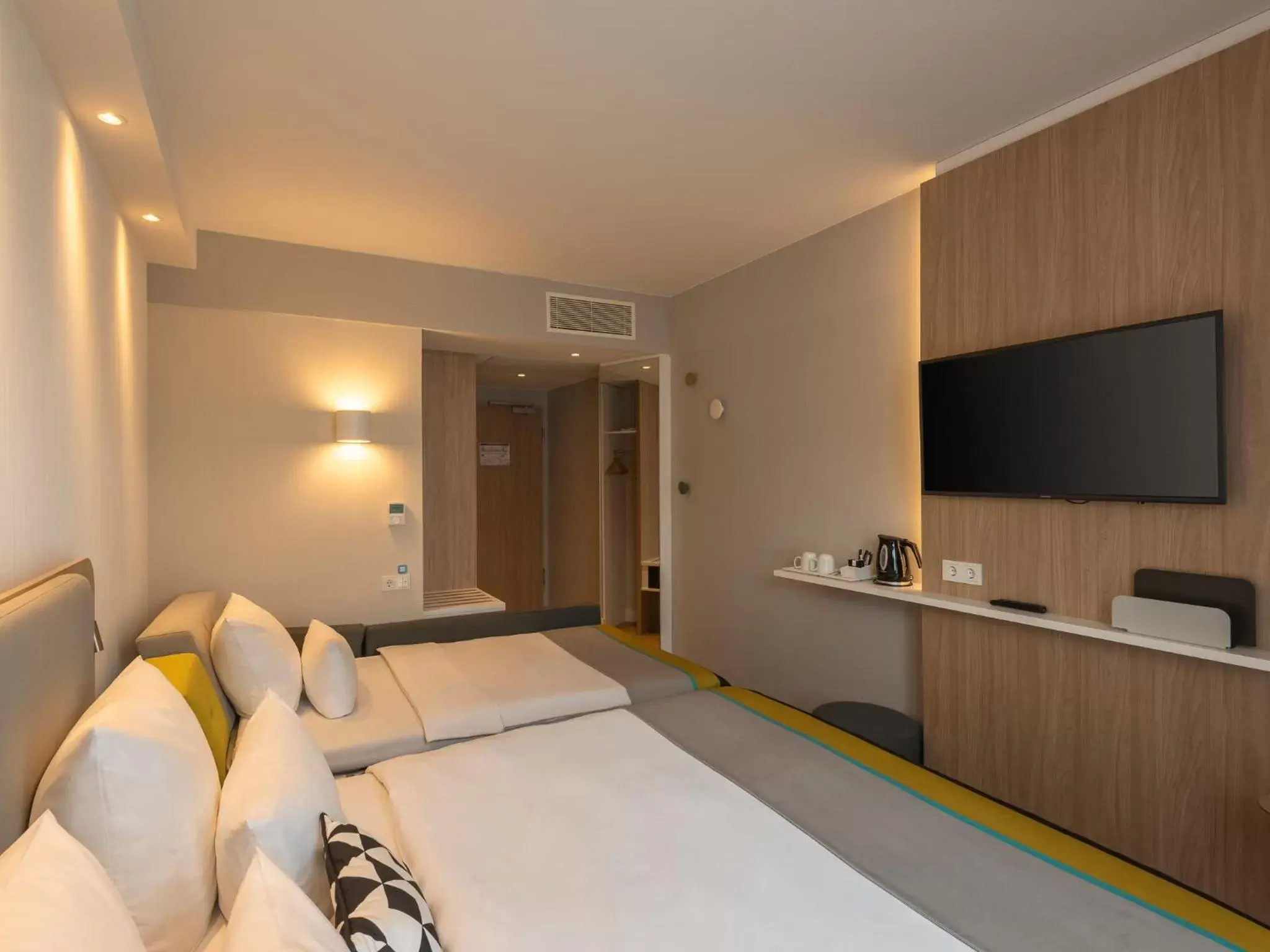 Bed, TV/Entertainment Center in Holiday Inn Express Munich - City East, an IHG Hotel