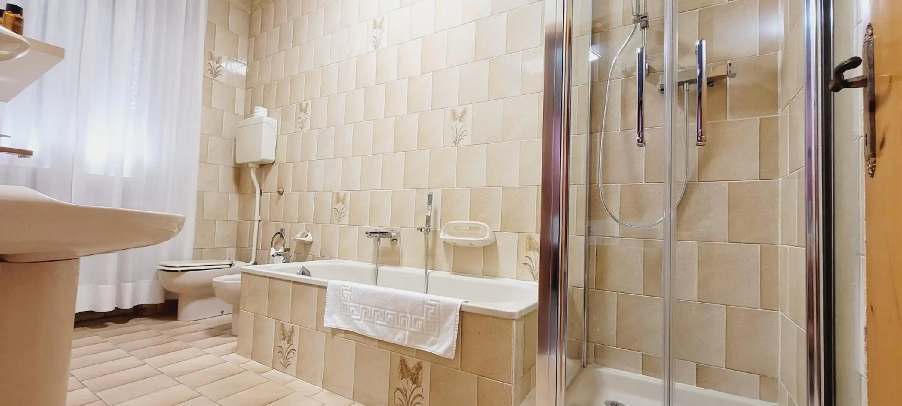 Shower, Bathroom in HOTEL PARADISO