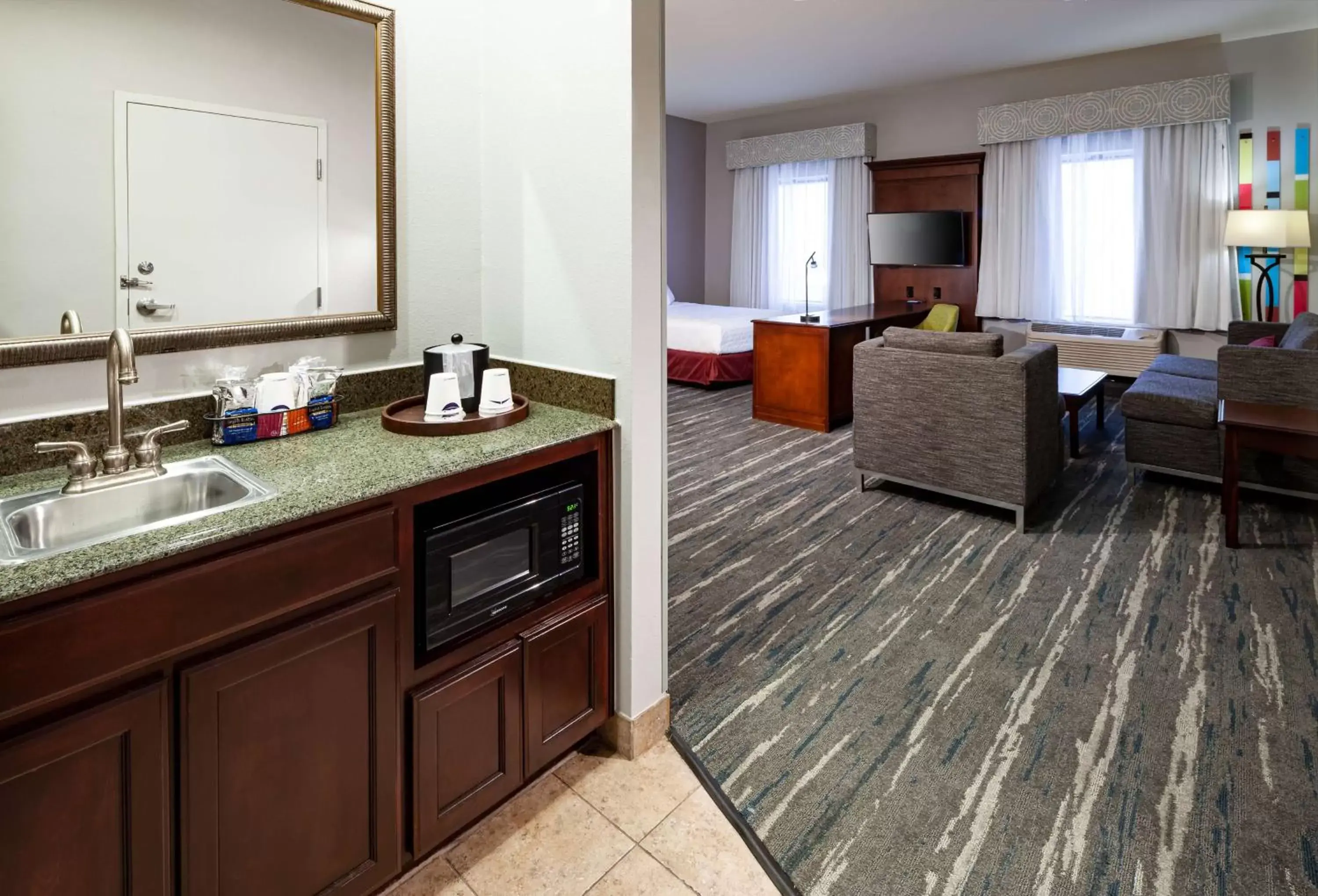 Living room, Kitchen/Kitchenette in Hampton Inn & Suites Texarkana