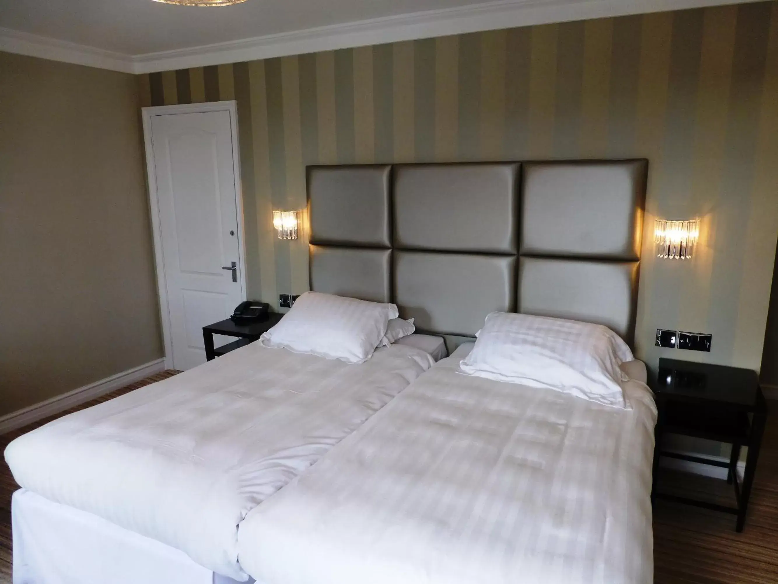 Twin Room in Cliff Hotel
