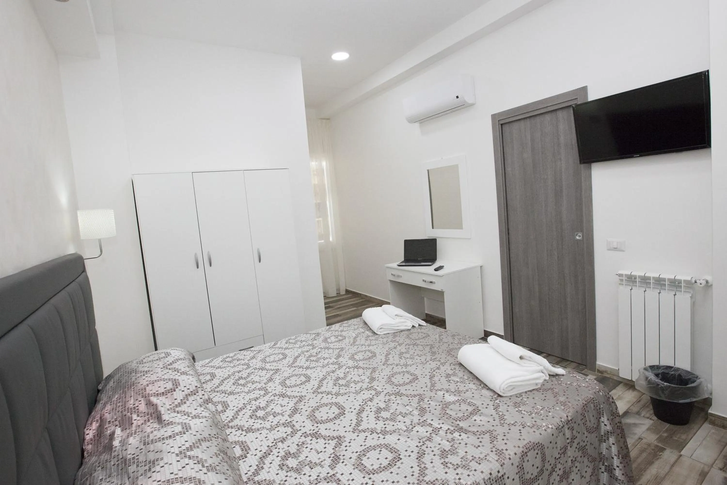 Photo of the whole room, Bed in Napoli Garibaldi Square