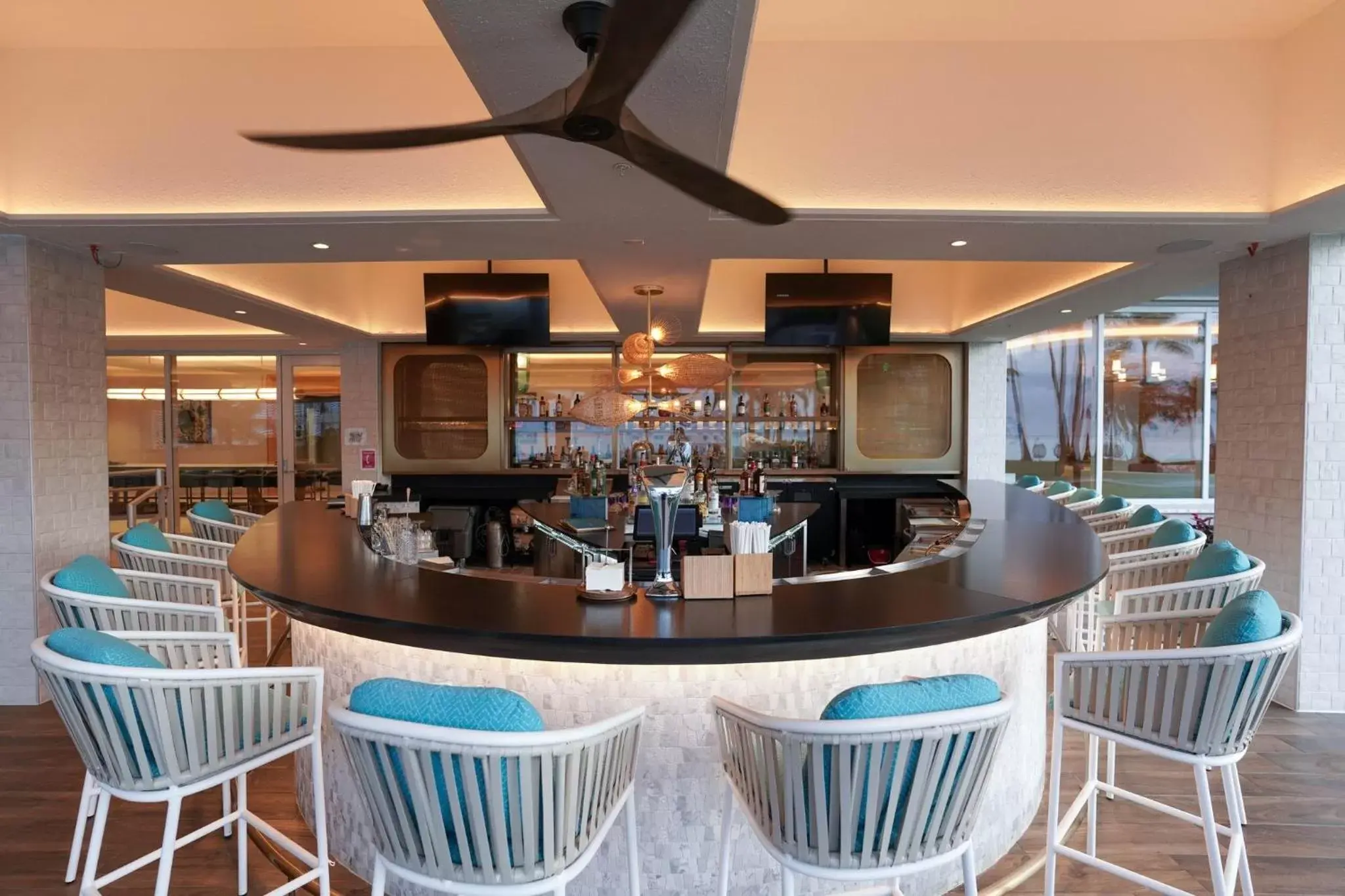 Restaurant/places to eat, Lounge/Bar in Crowne Plaza Resort Guam