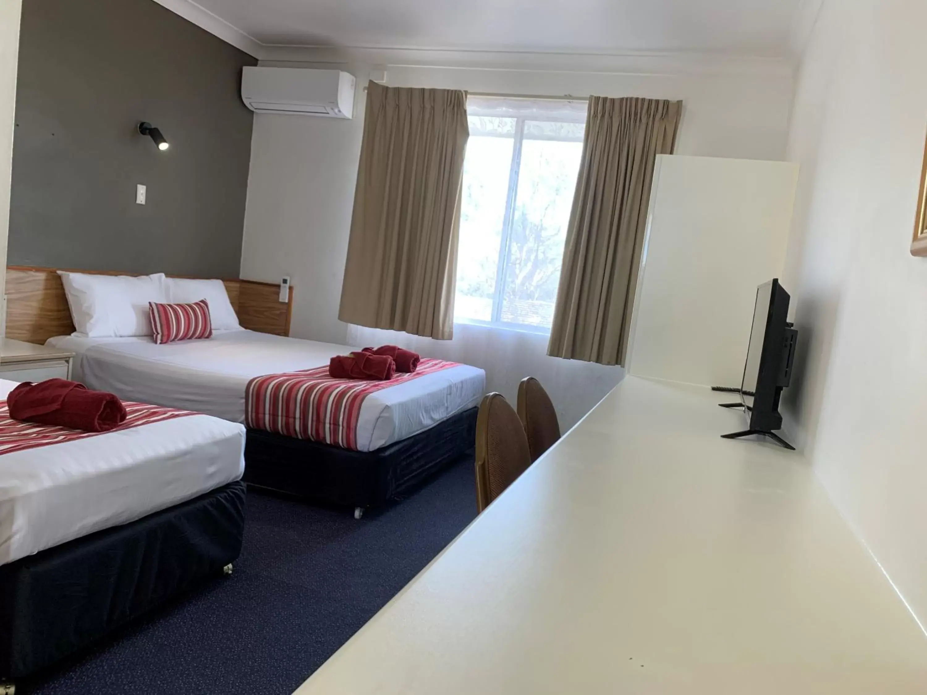 Bed in Panorama Motor Inn Bed in Panorama Motor Inn